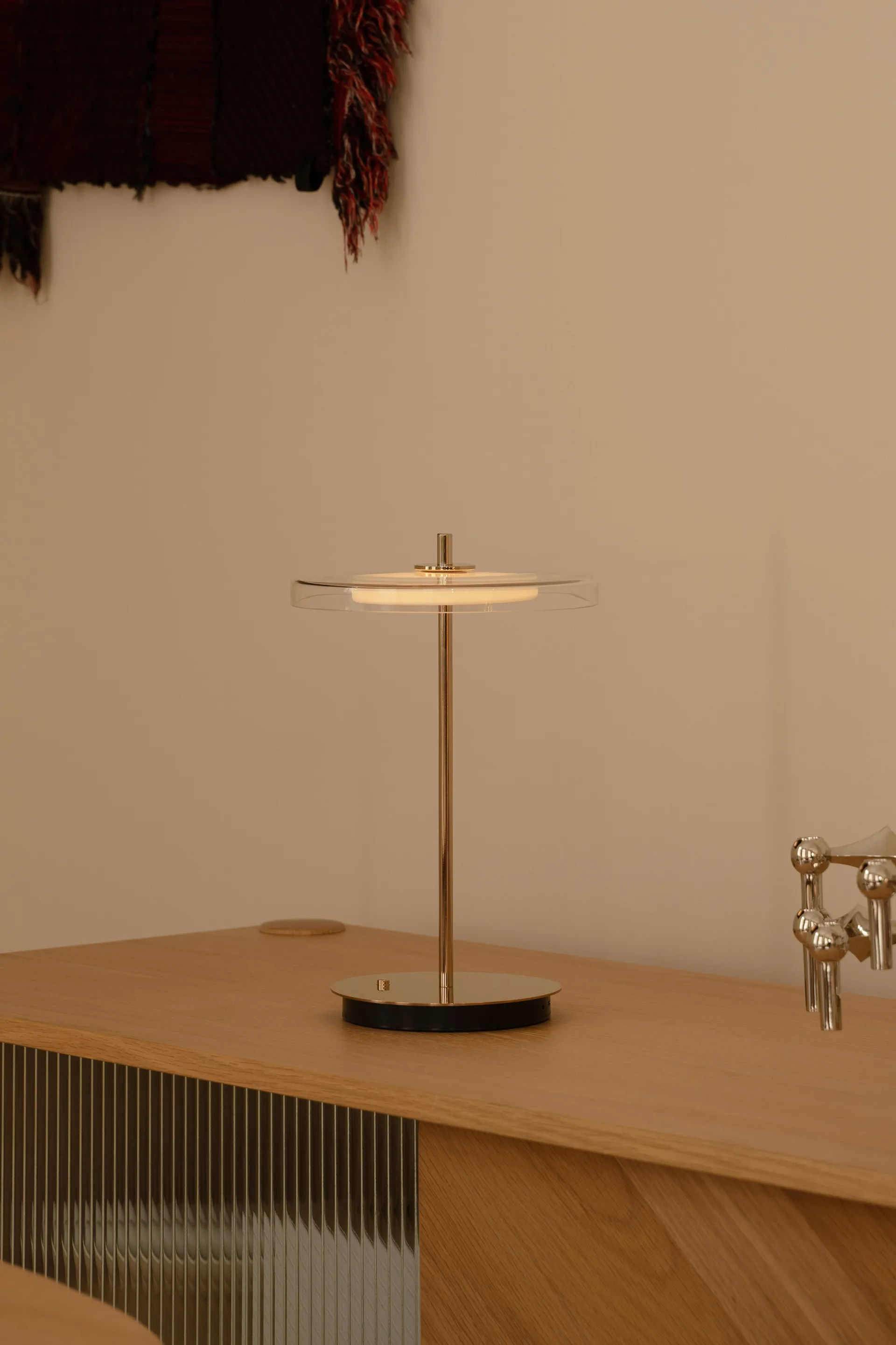 Asteria Move bordlampe, Glass-polished brass Umage