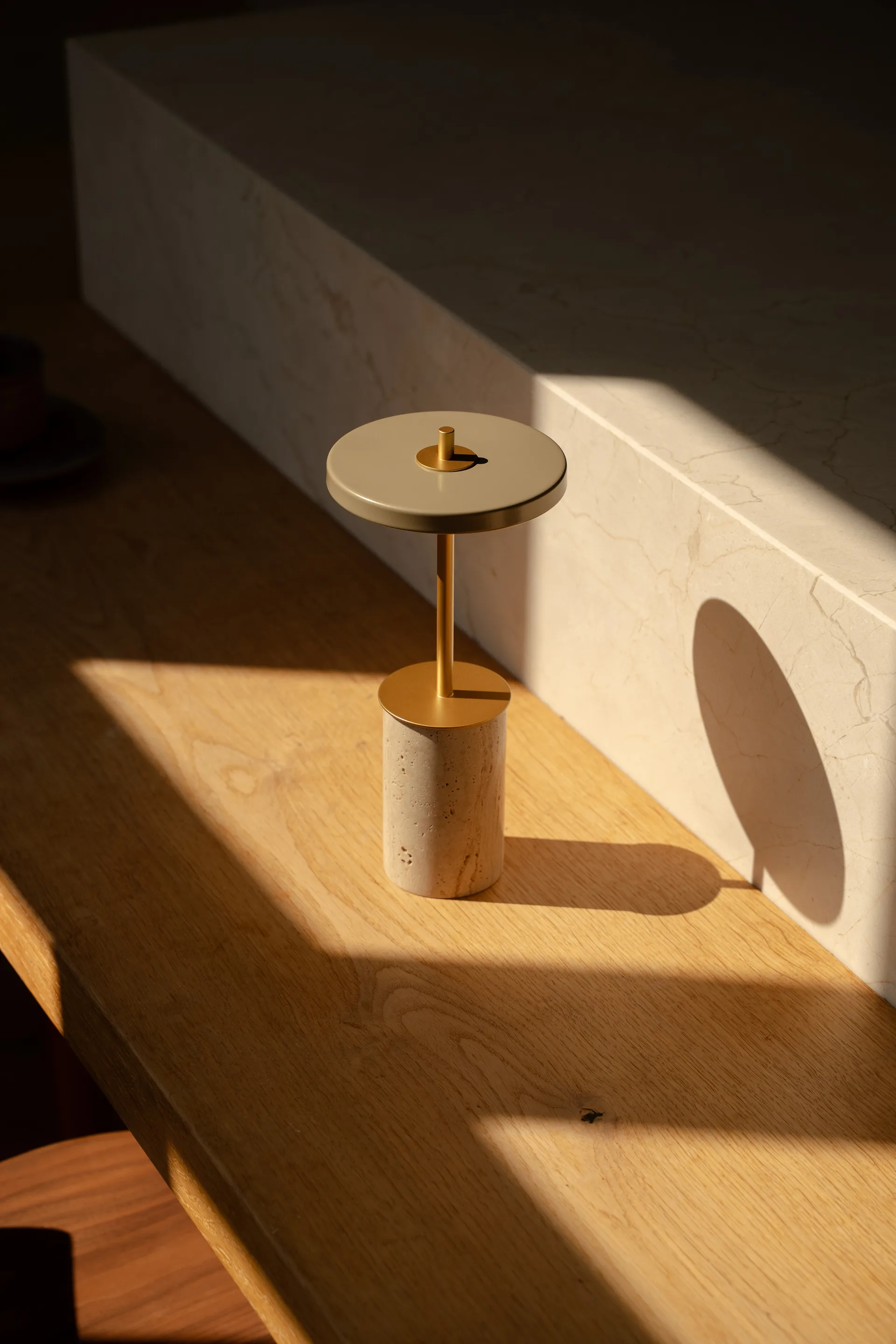 Asteria Move Mini bordlampe Ø12x25,5 cm, Clay Travertine-brass Umage