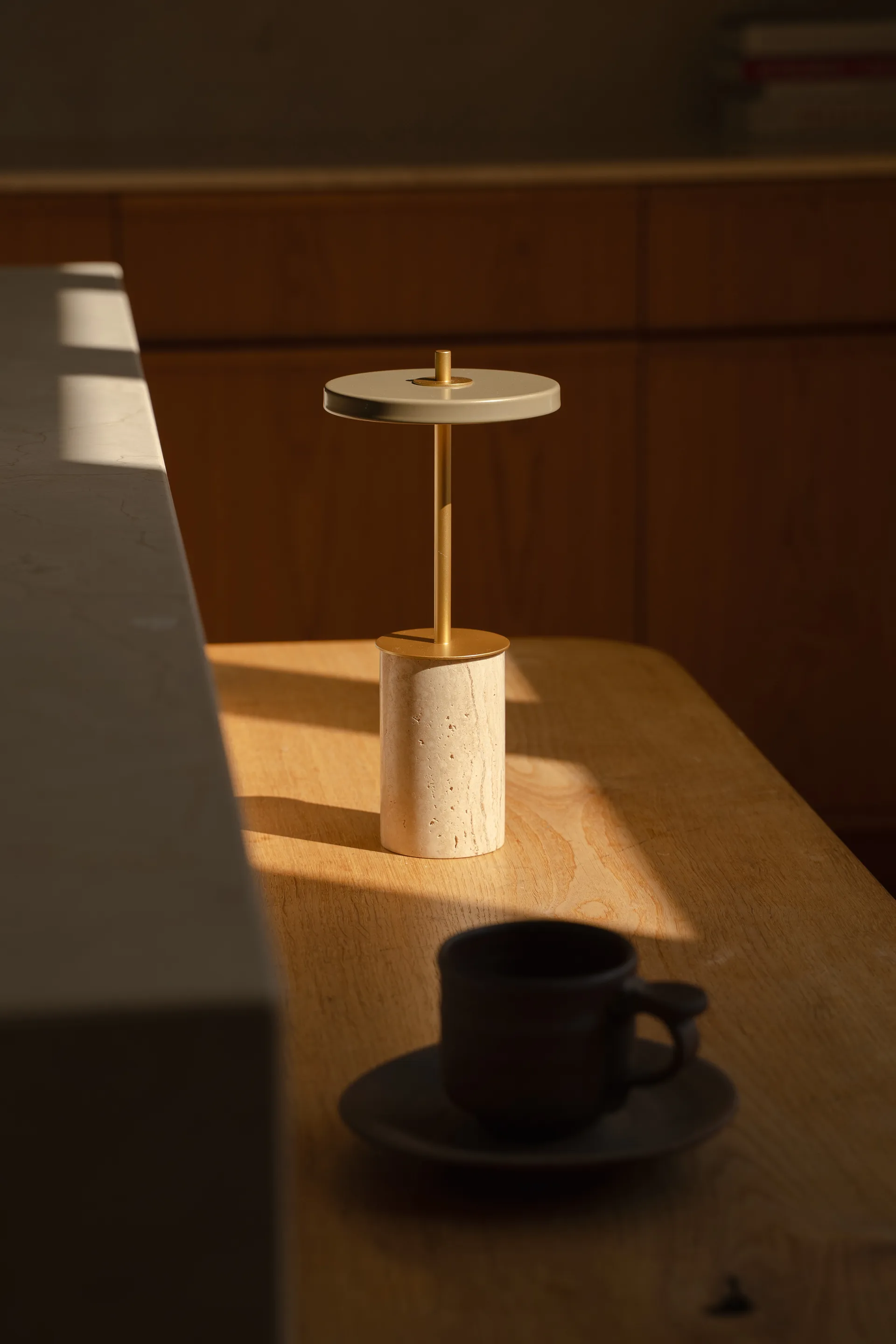 Asteria Move Mini bordlampe Ø12x25,5 cm, Clay Travertine-brass Umage