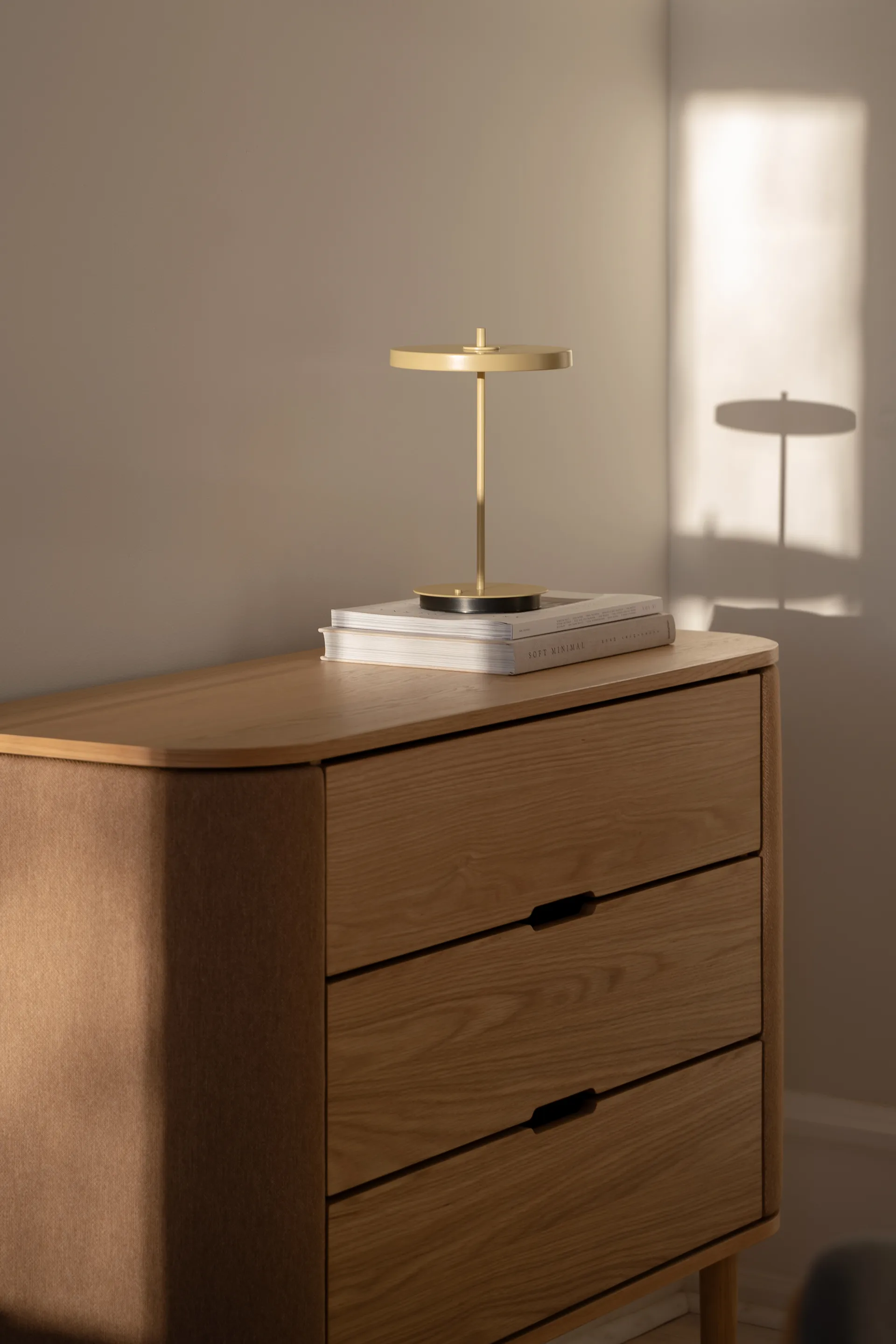 Asteria Move portabel bordlampe, Monochrome-butter yellow Umage