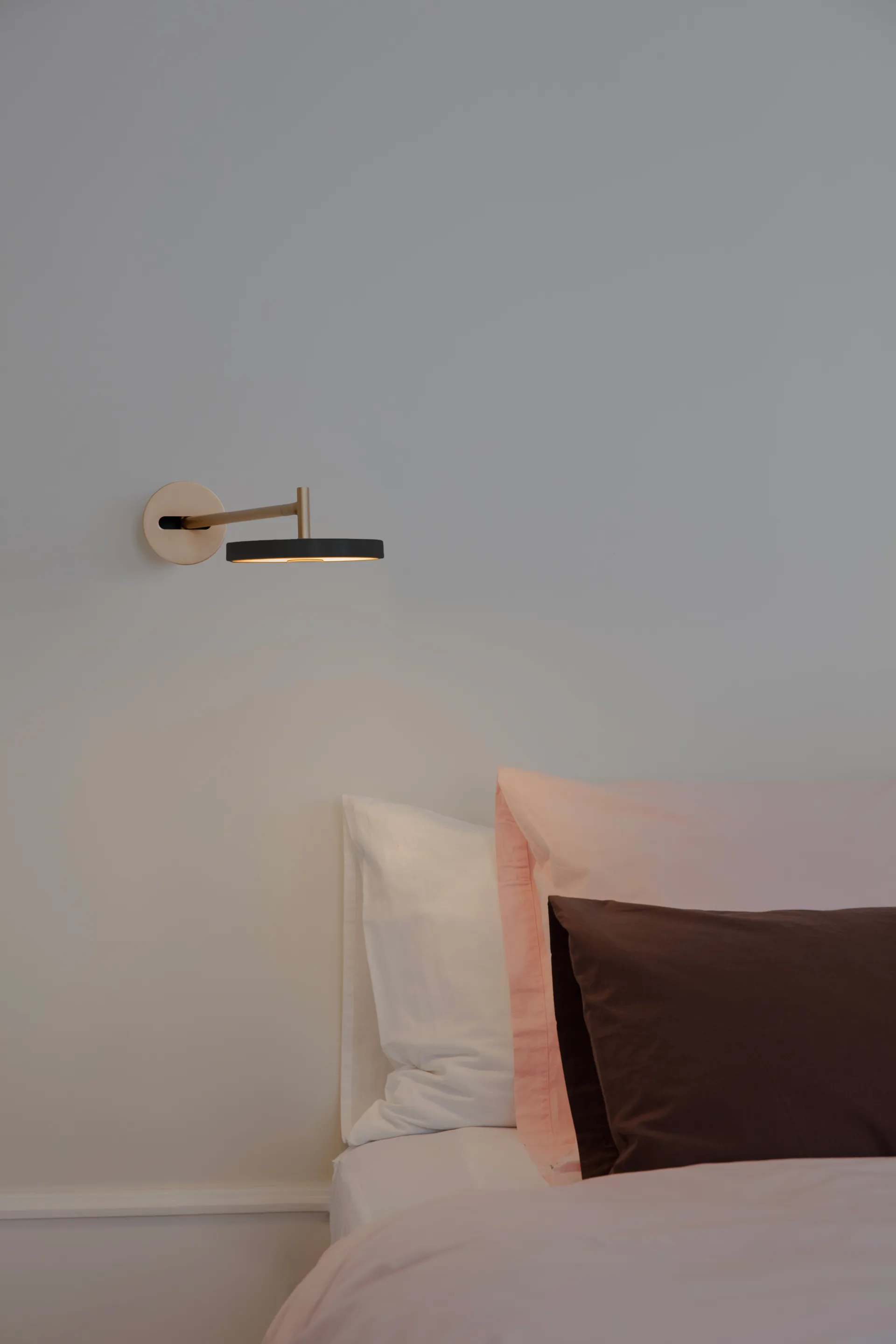 Asteria Wall vegglampe, Long, Black-brass Umage