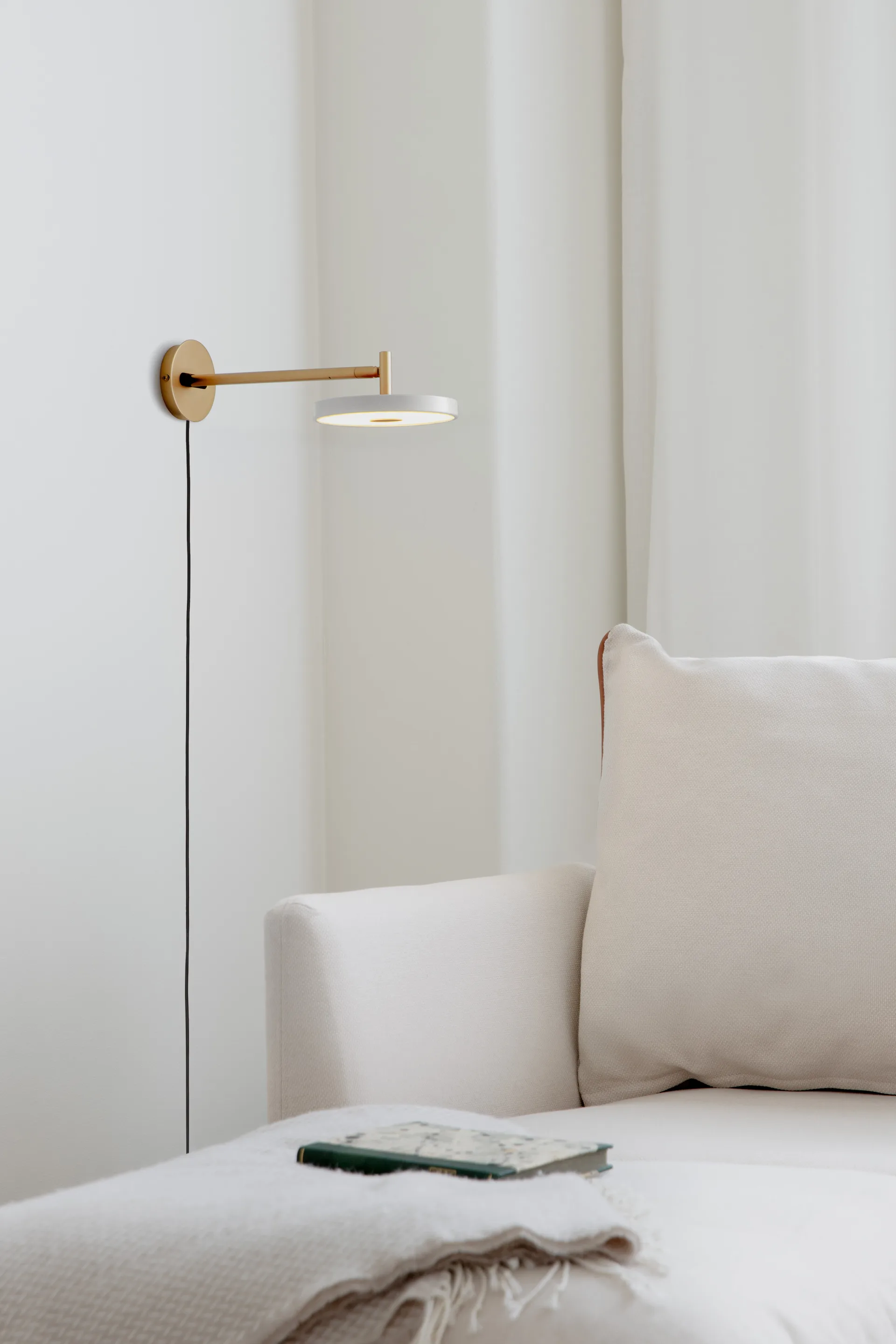 Asteria Wall vegglampe, Long, Pearl white-brass Umage