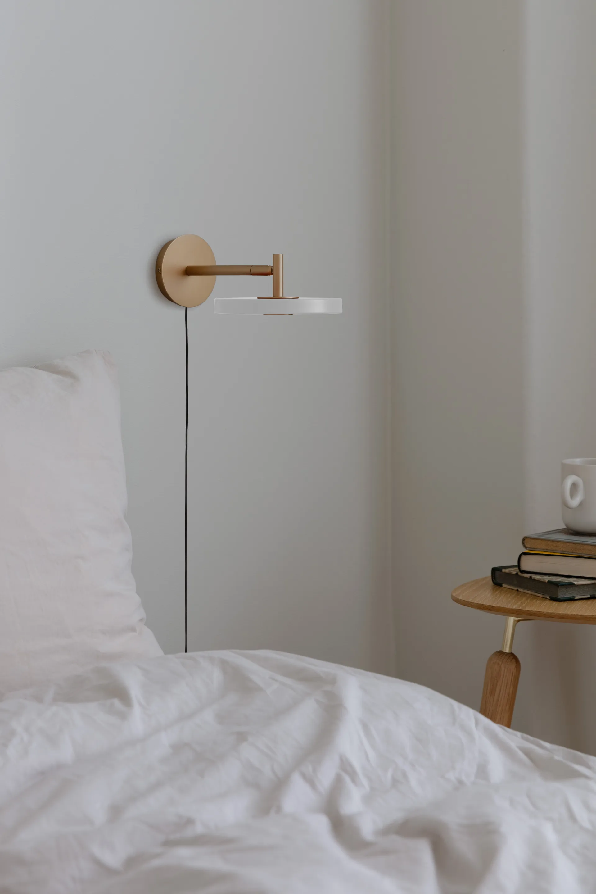 Asteria Wall vegglampe, Short, Pearl white-brass Umage