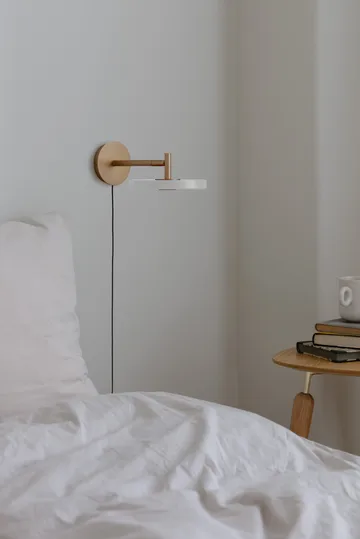 Asteria Wall vegglampe - Short, Pearl white-brass - Umage
