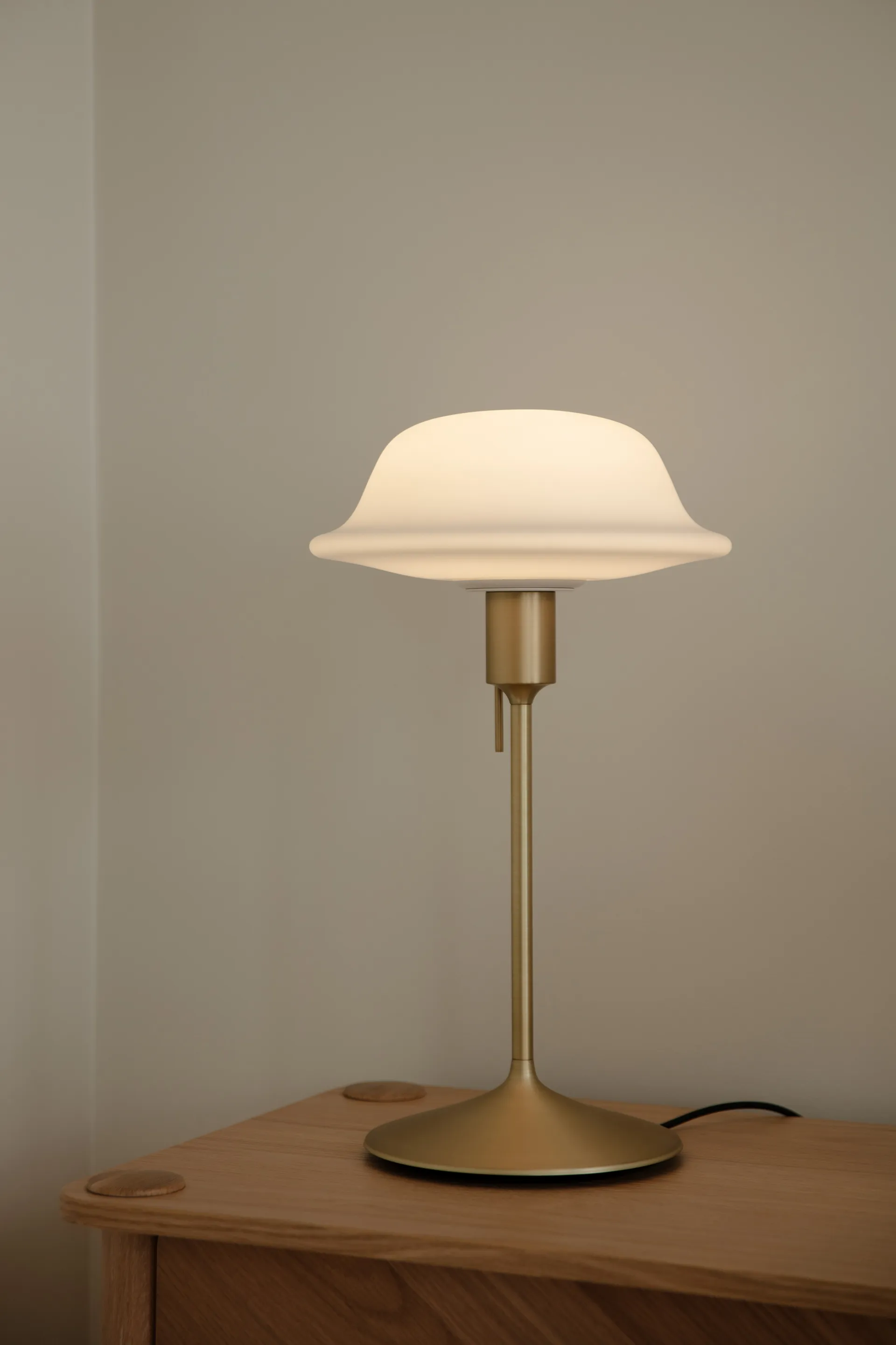 Butler bordlampe, Hvit-Børstet messing Umage
