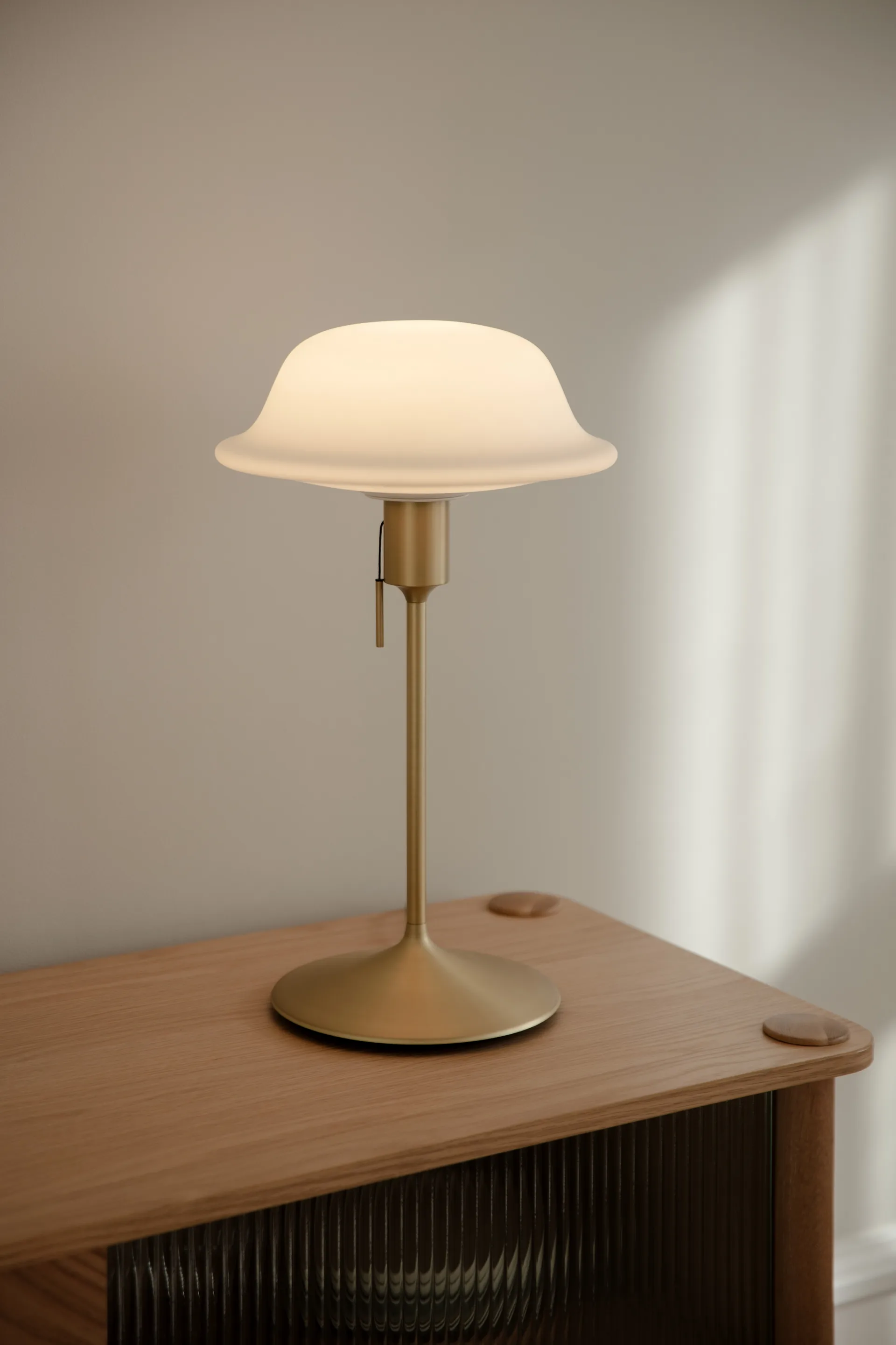 Butler bordlampe, Hvit-Børstet messing Umage