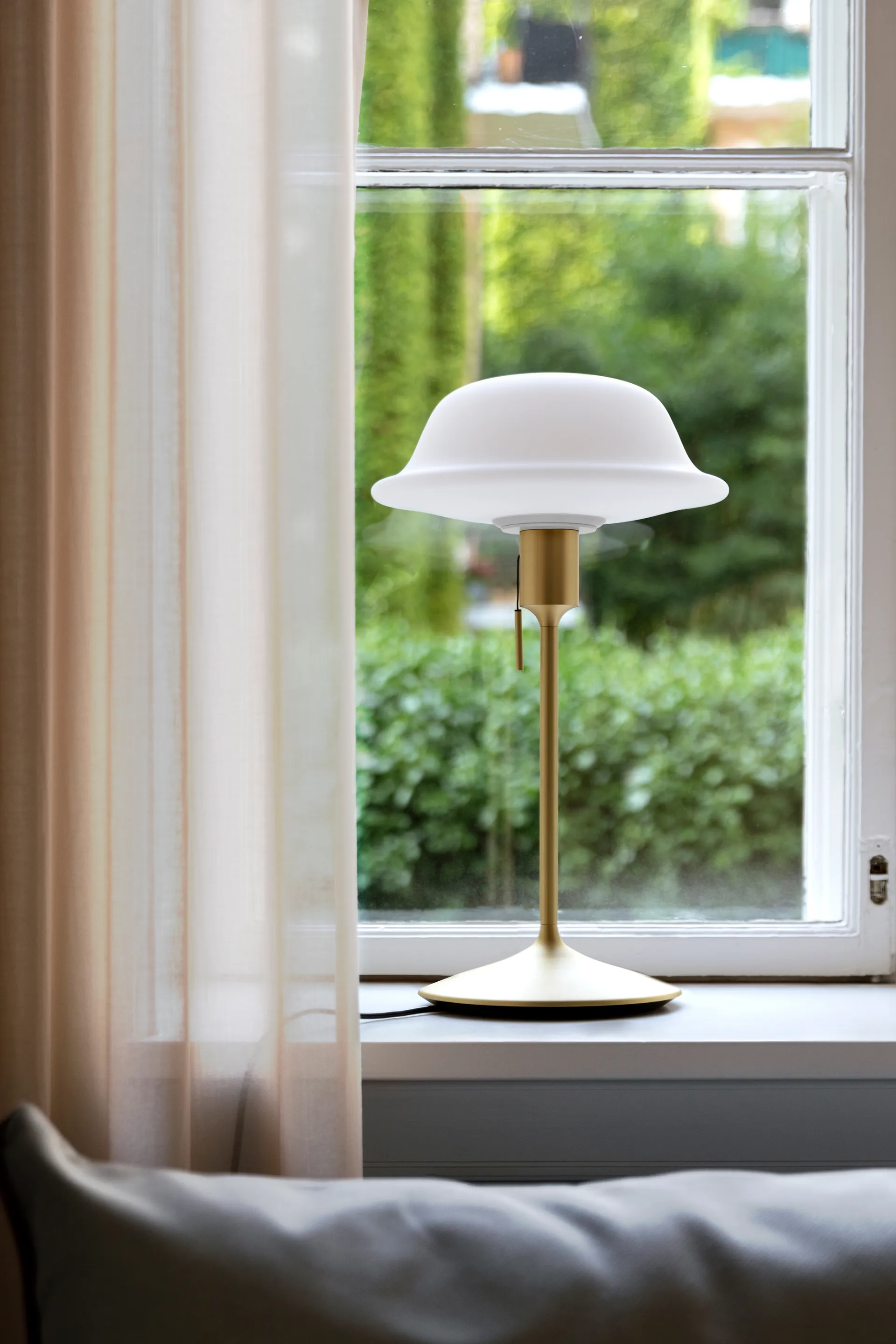 Butler bordlampe, Hvit-Børstet messing Umage