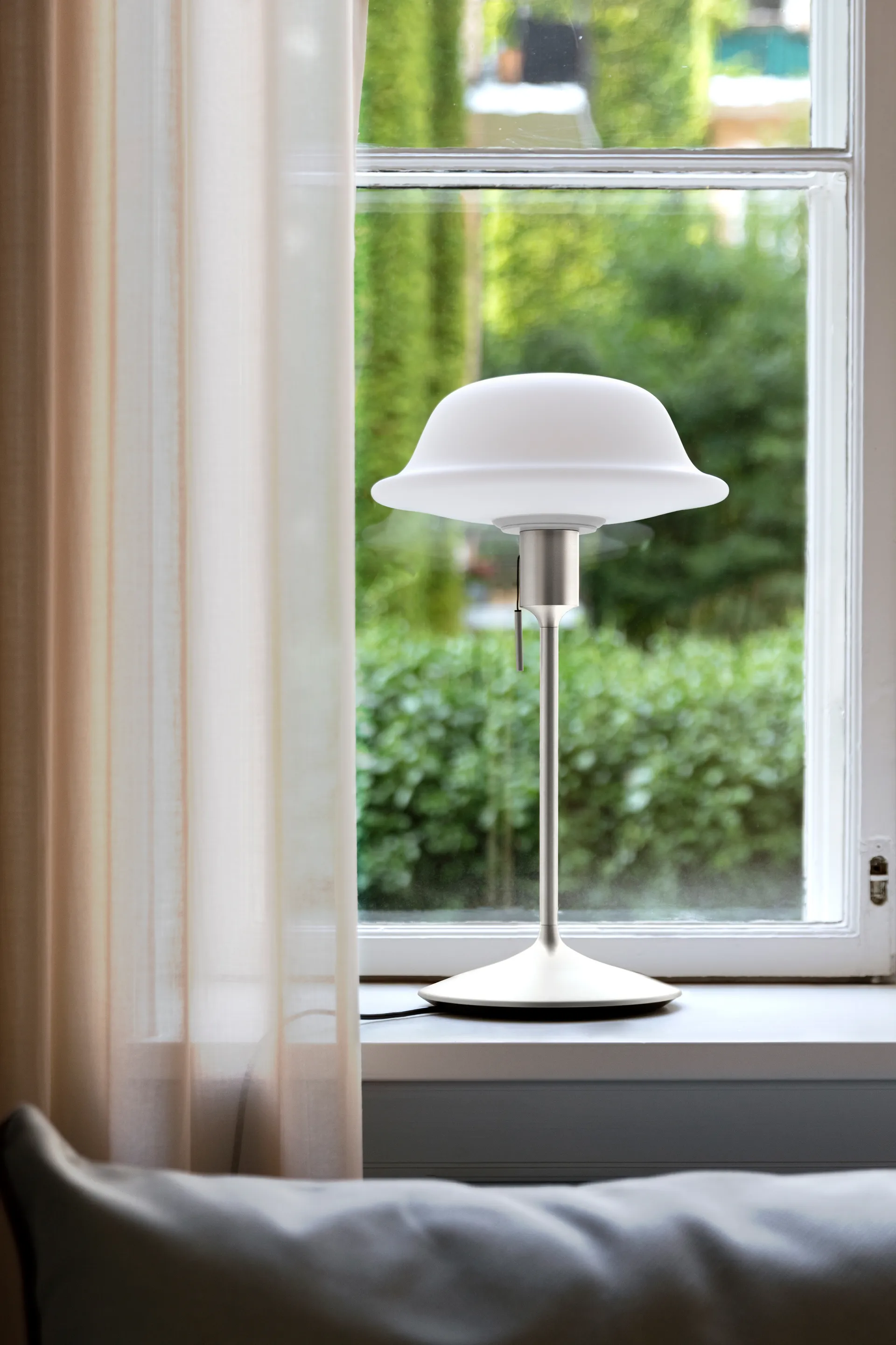 Butler bordlampe, Hvit-Børstet stål Umage