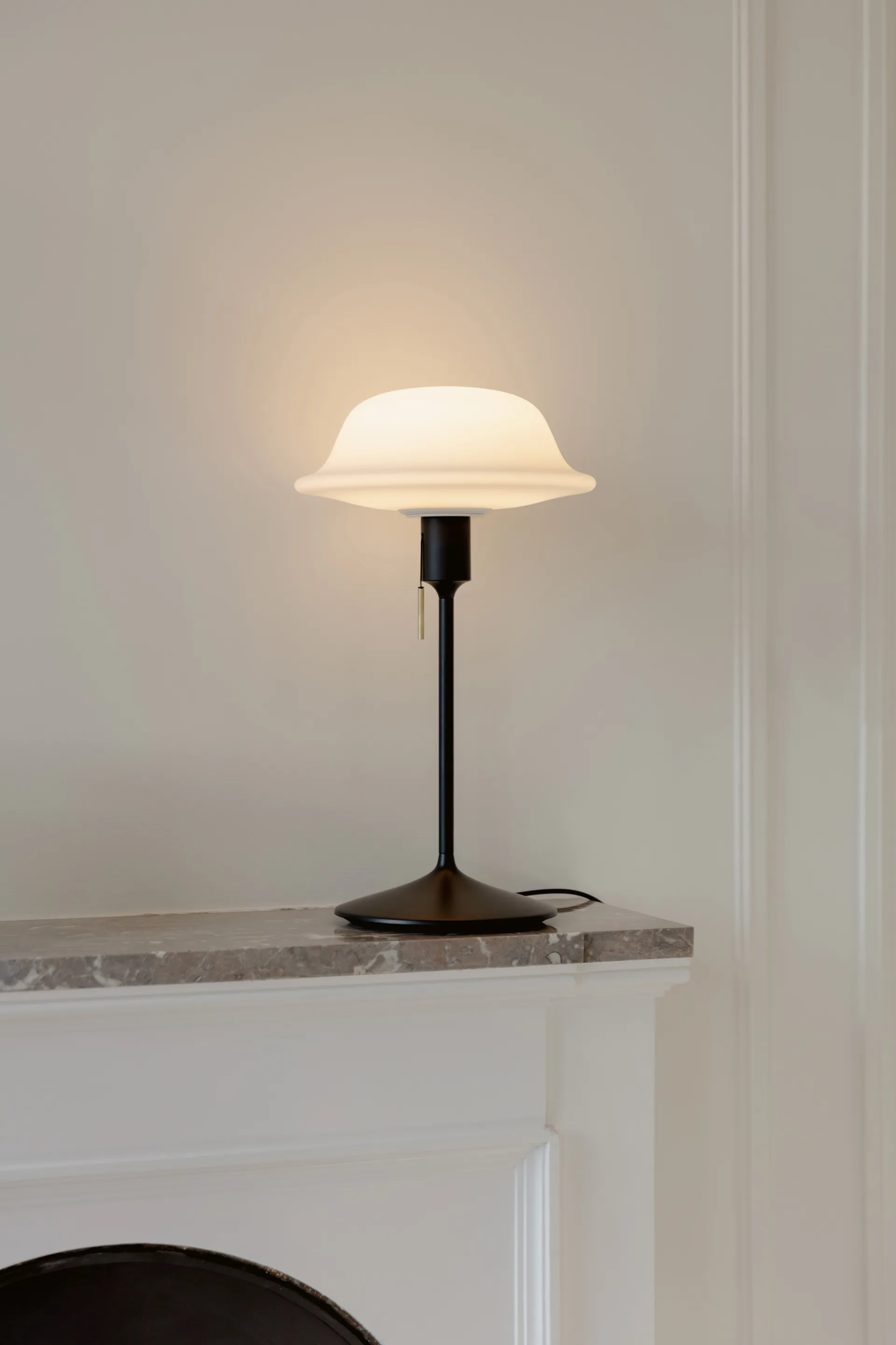 Butler bordlampe, Hvit-Svart Umage