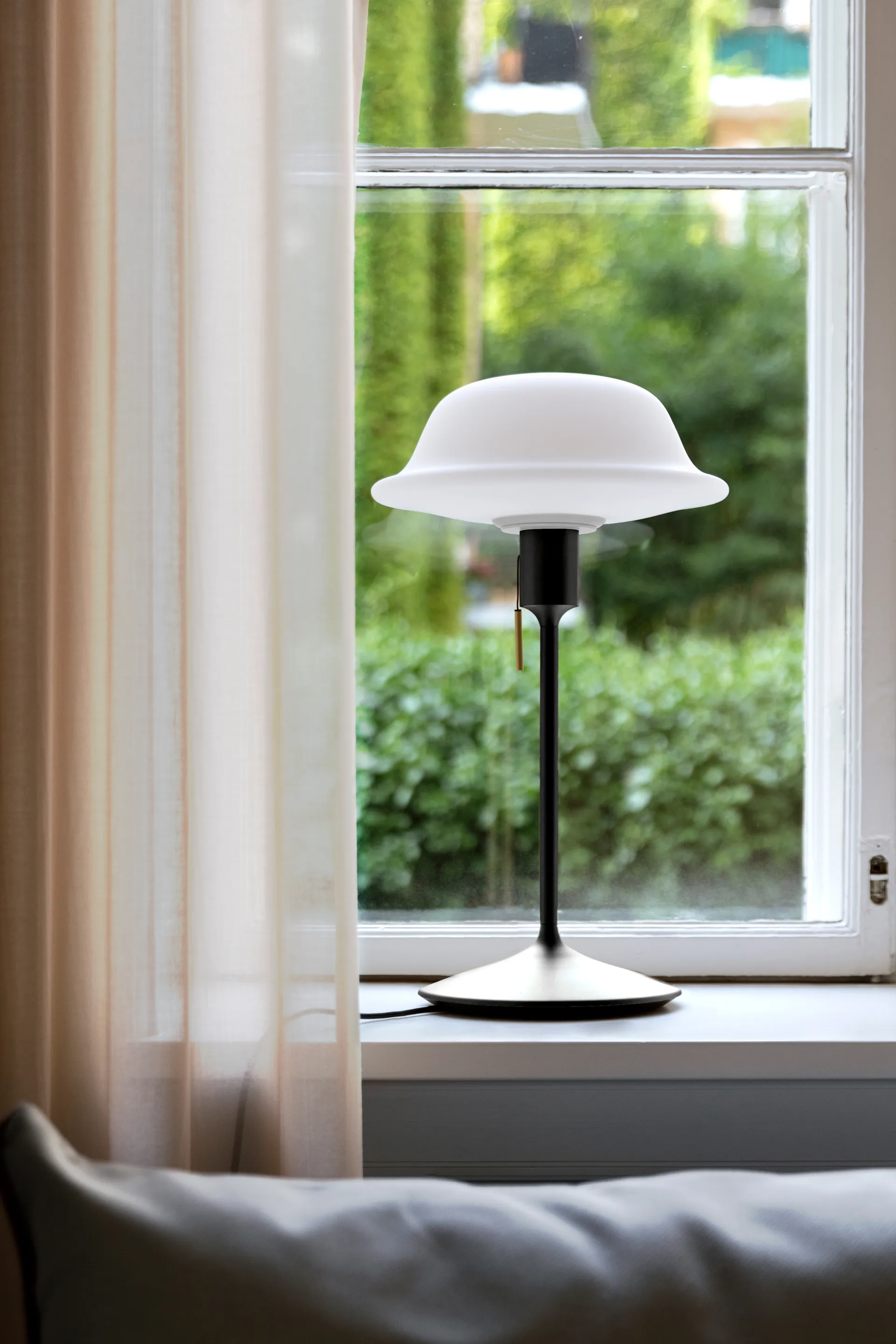 Butler bordlampe, Hvit-Svart Umage