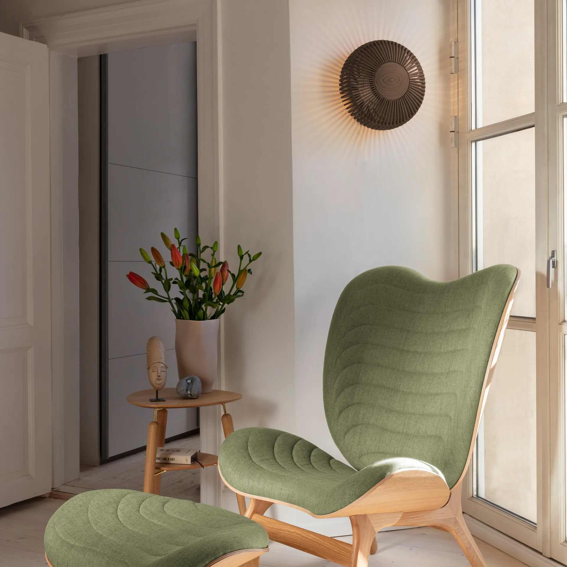 Clava Up vegglampe medium, Mørk eik Umage