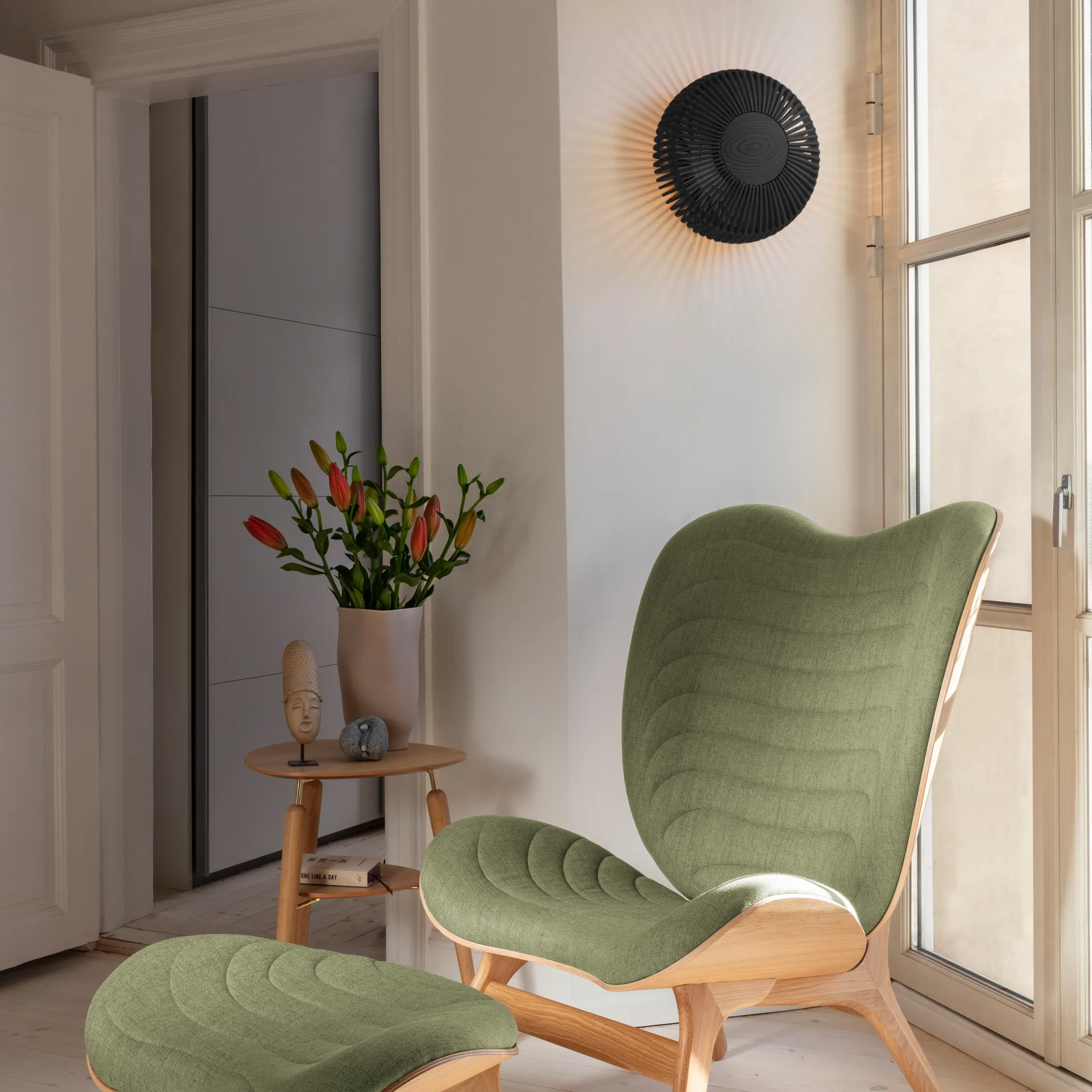 Clava Up vegglampe medium, Svart eik Umage