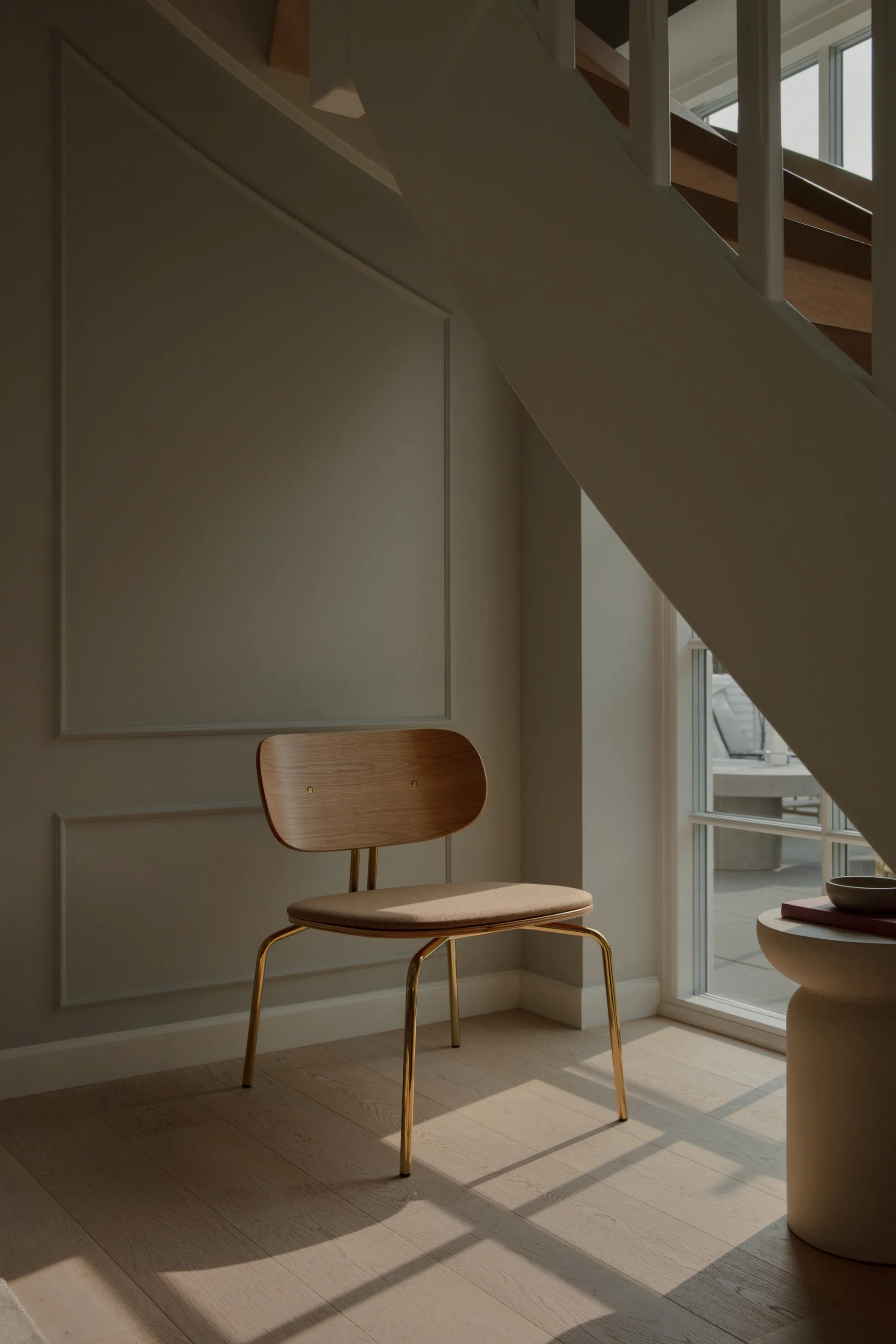 Curious loungefåtølje, Oak-brass Umage