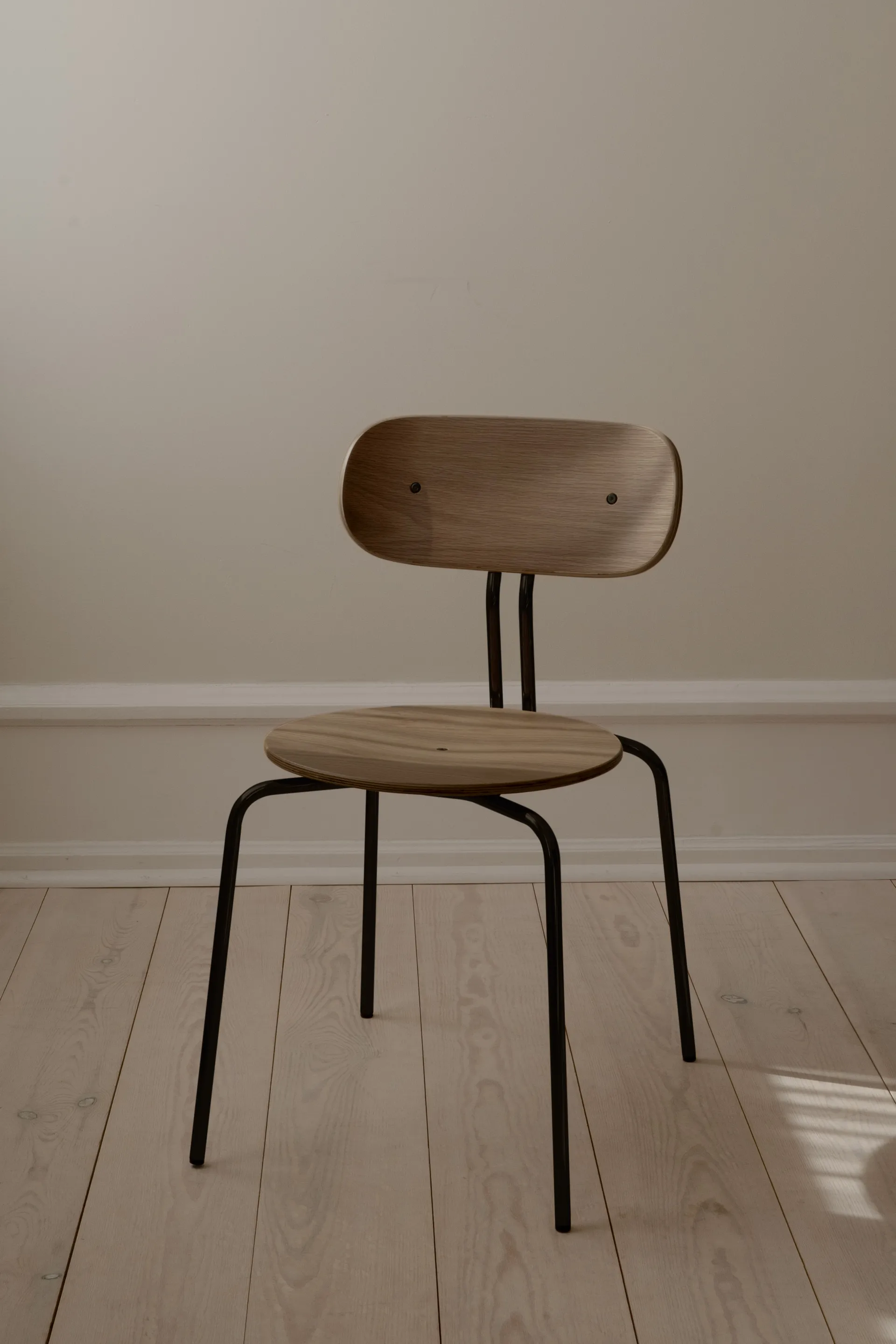 Curious stol, Smoked oak-svarte ben Umage