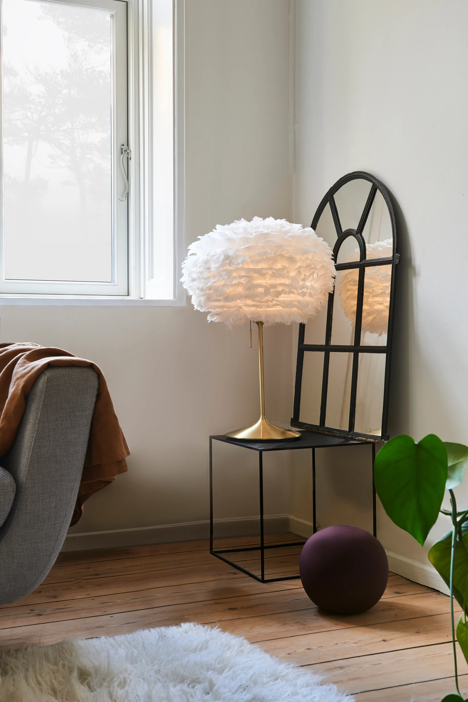 Eos bordlampe medium, Hvit-Børstet messing Umage