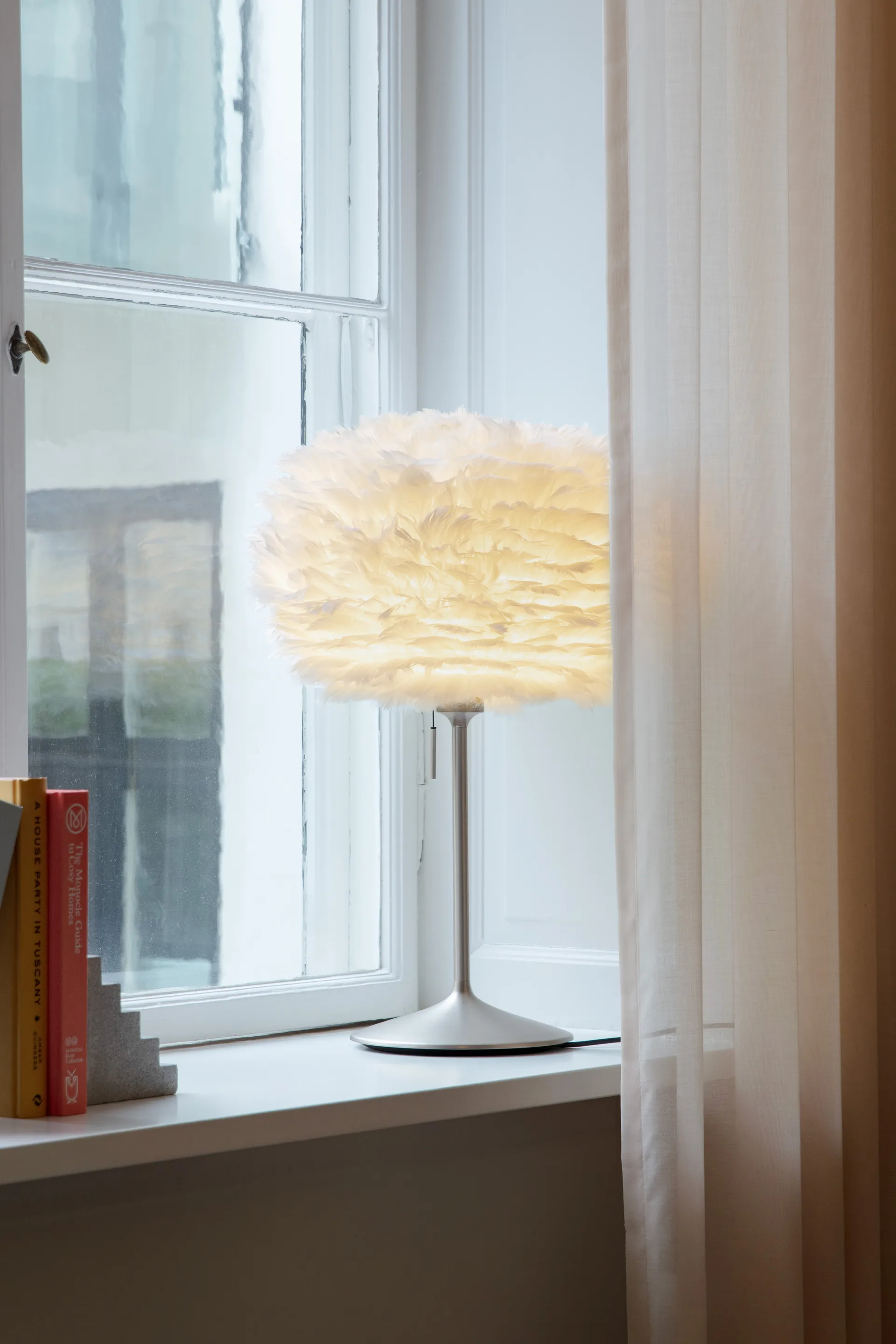 Eos bordlampe medium, Hvit-Børstet stål Umage