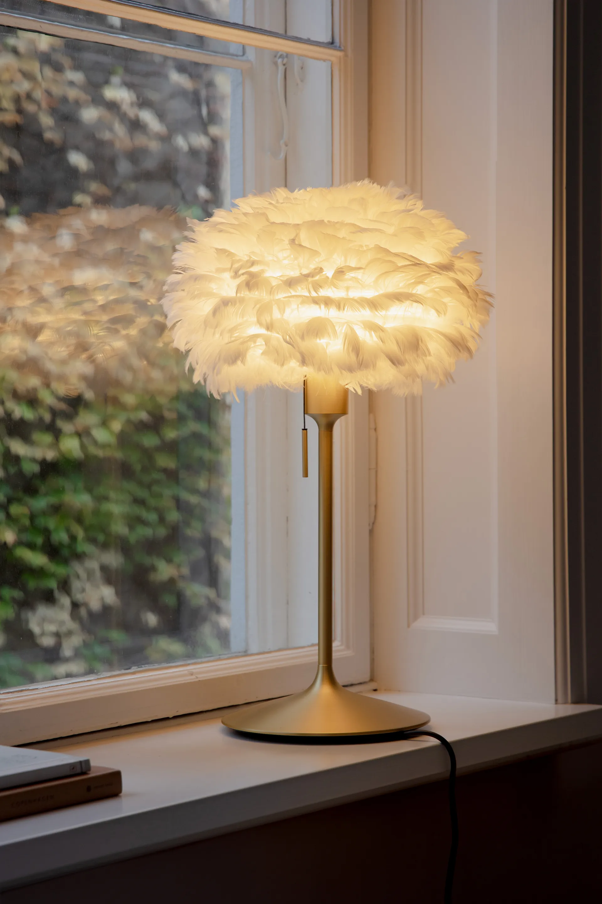Eos bordlampe mini, Hvit-Børstet messing Umage