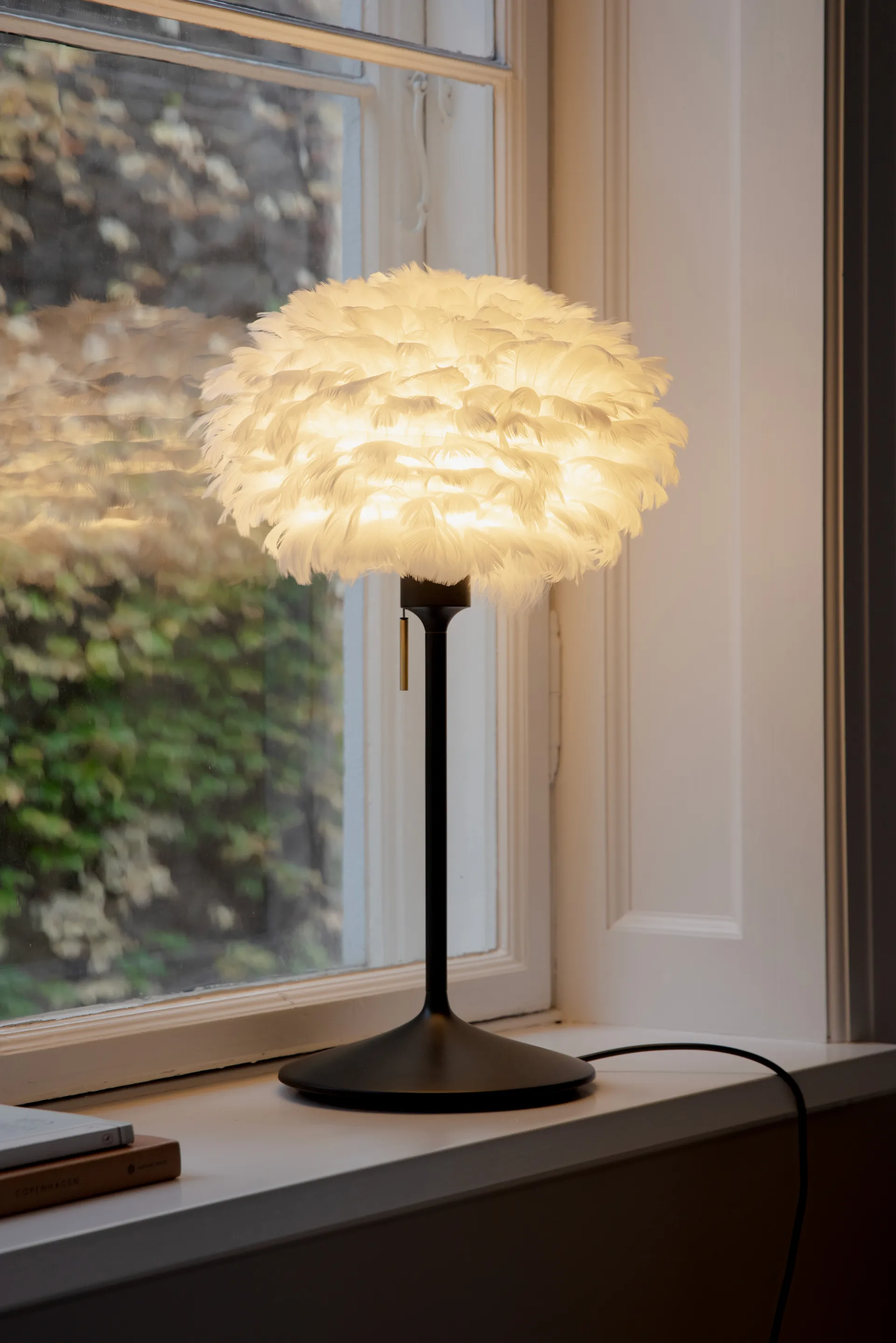 Eos bordlampe mini, Hvit-Svart Umage