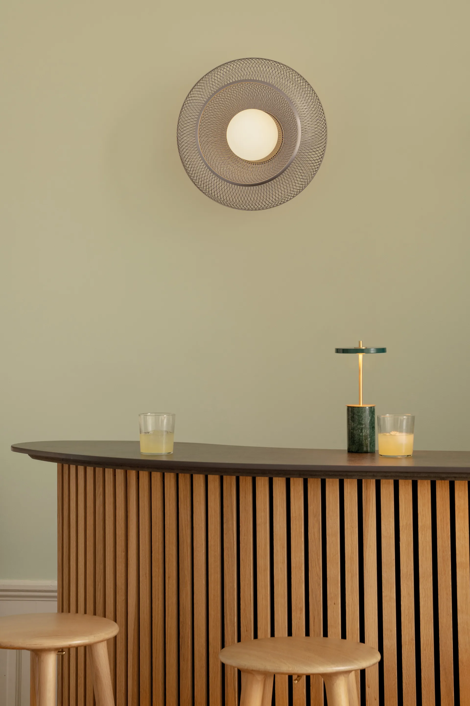Faraday Up medium plafond, Brushed Brass Umage