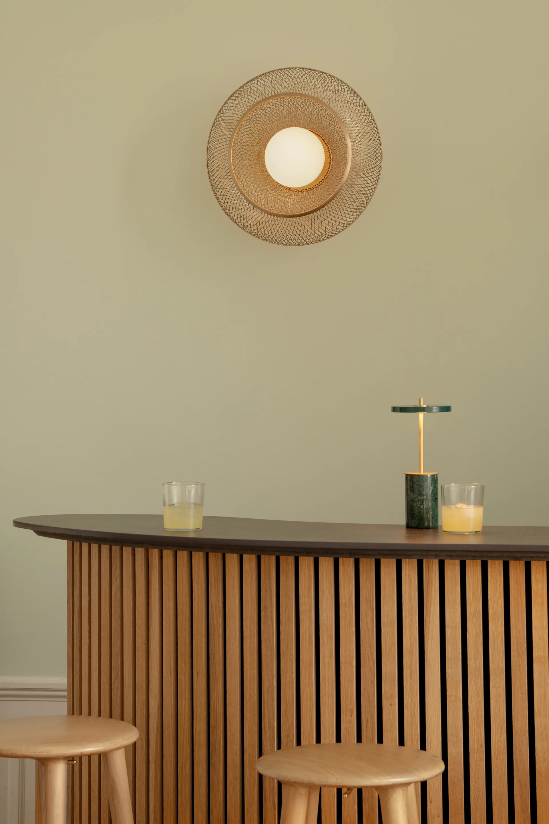 Faraday Up medium plafond, Brushed Brass Umage