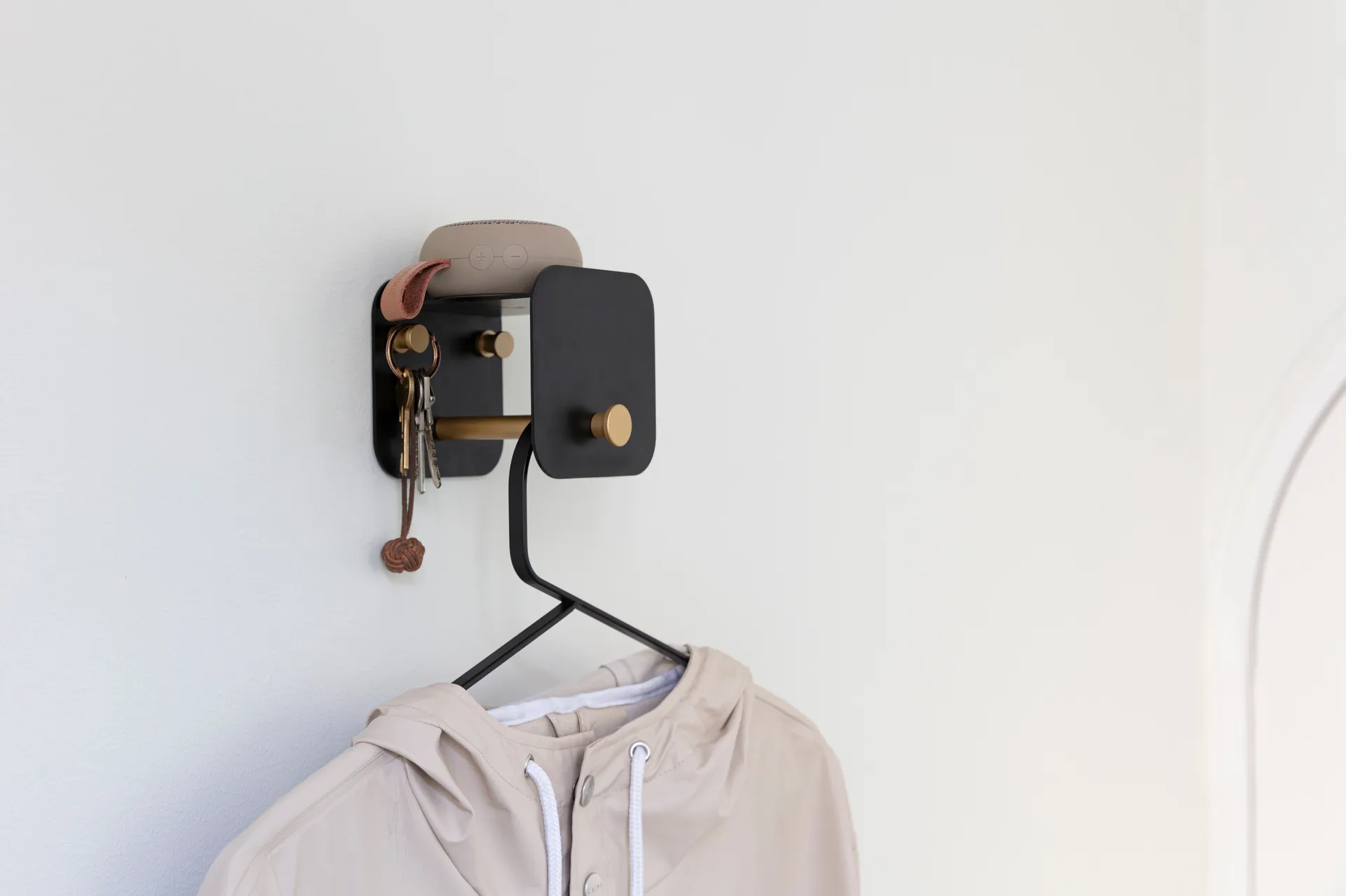 Hang in There henger, Black-brass Umage