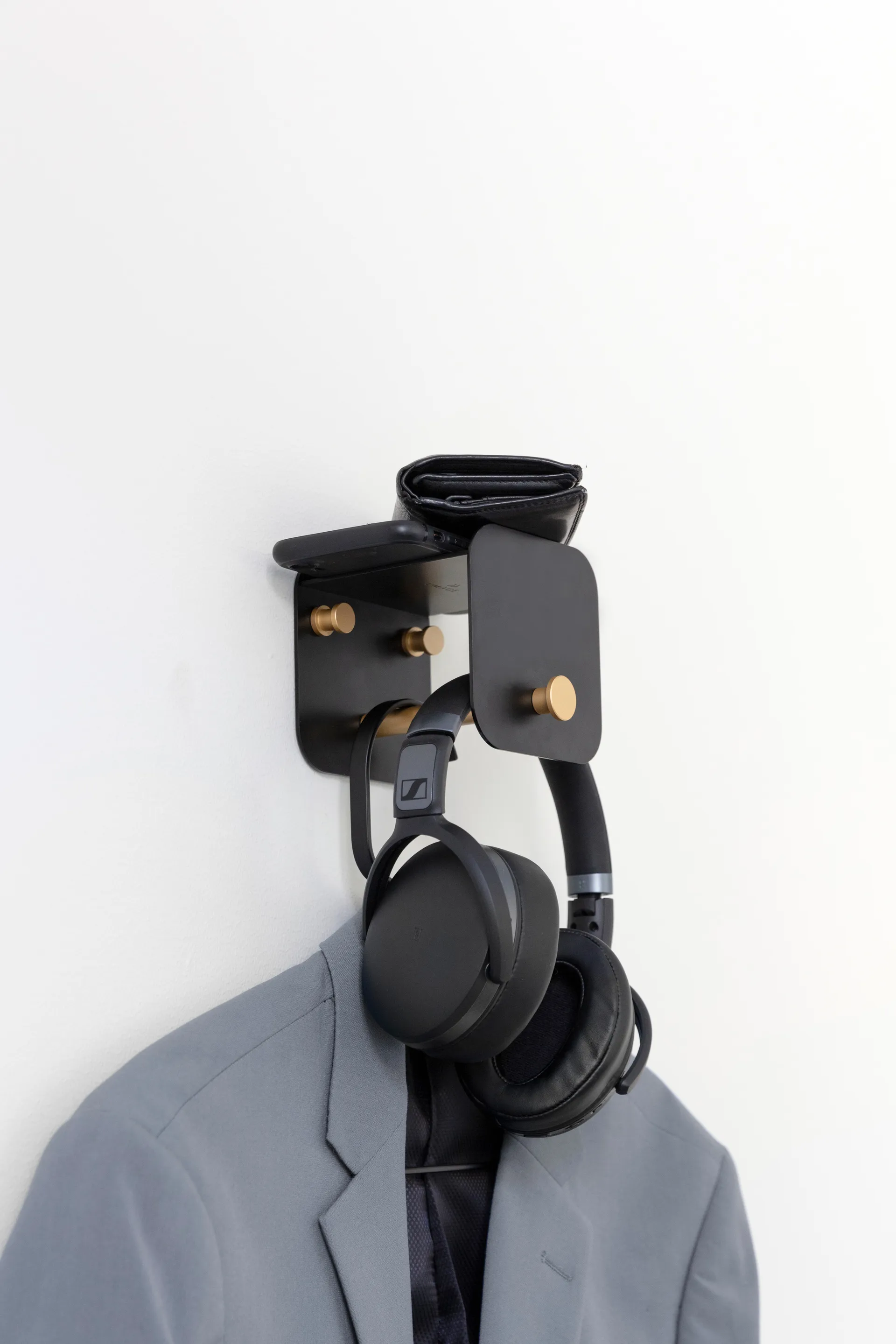 Hang in There henger, Black-brass Umage