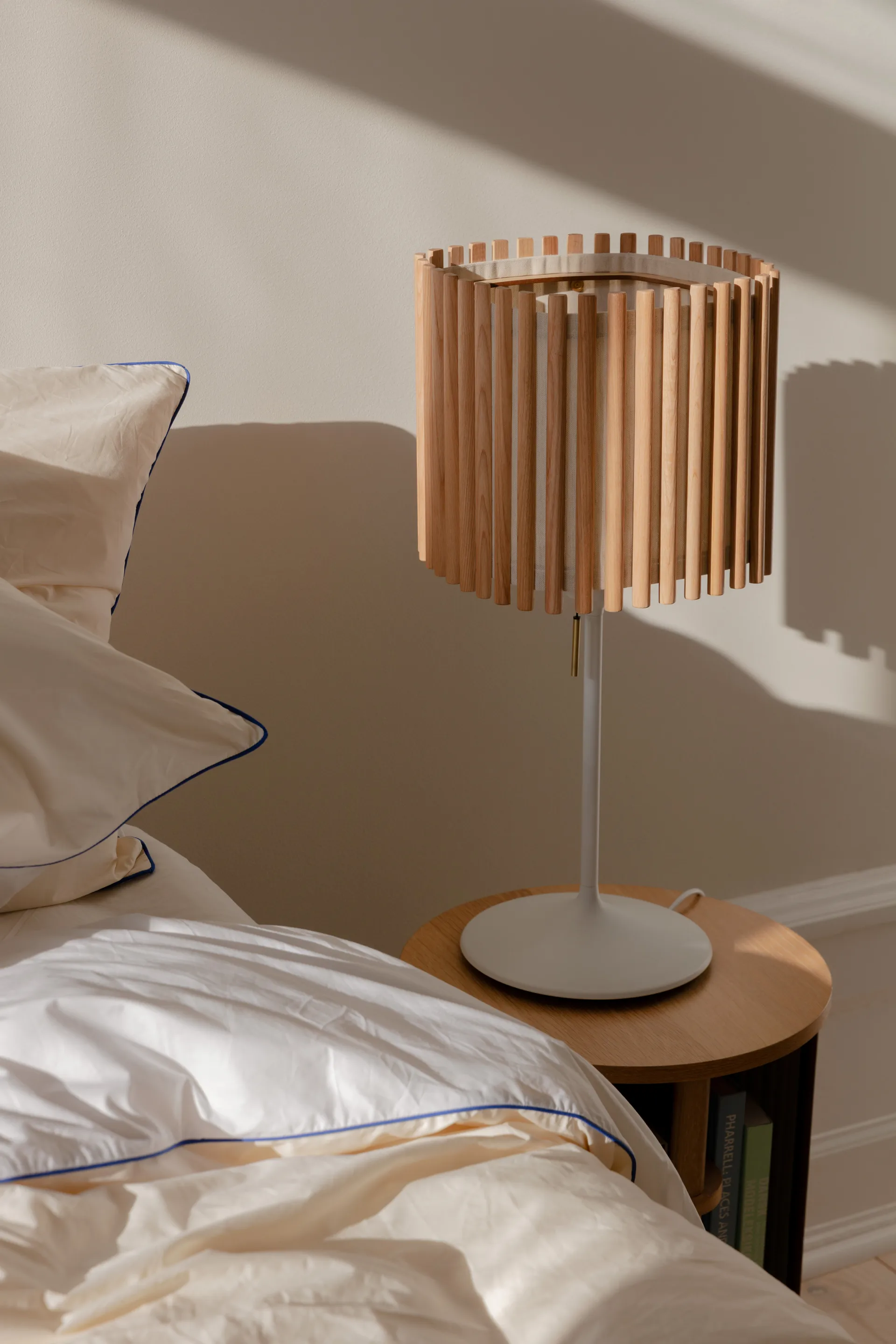 Komorebi bordlampe medium, Square oak-Hvit Umage