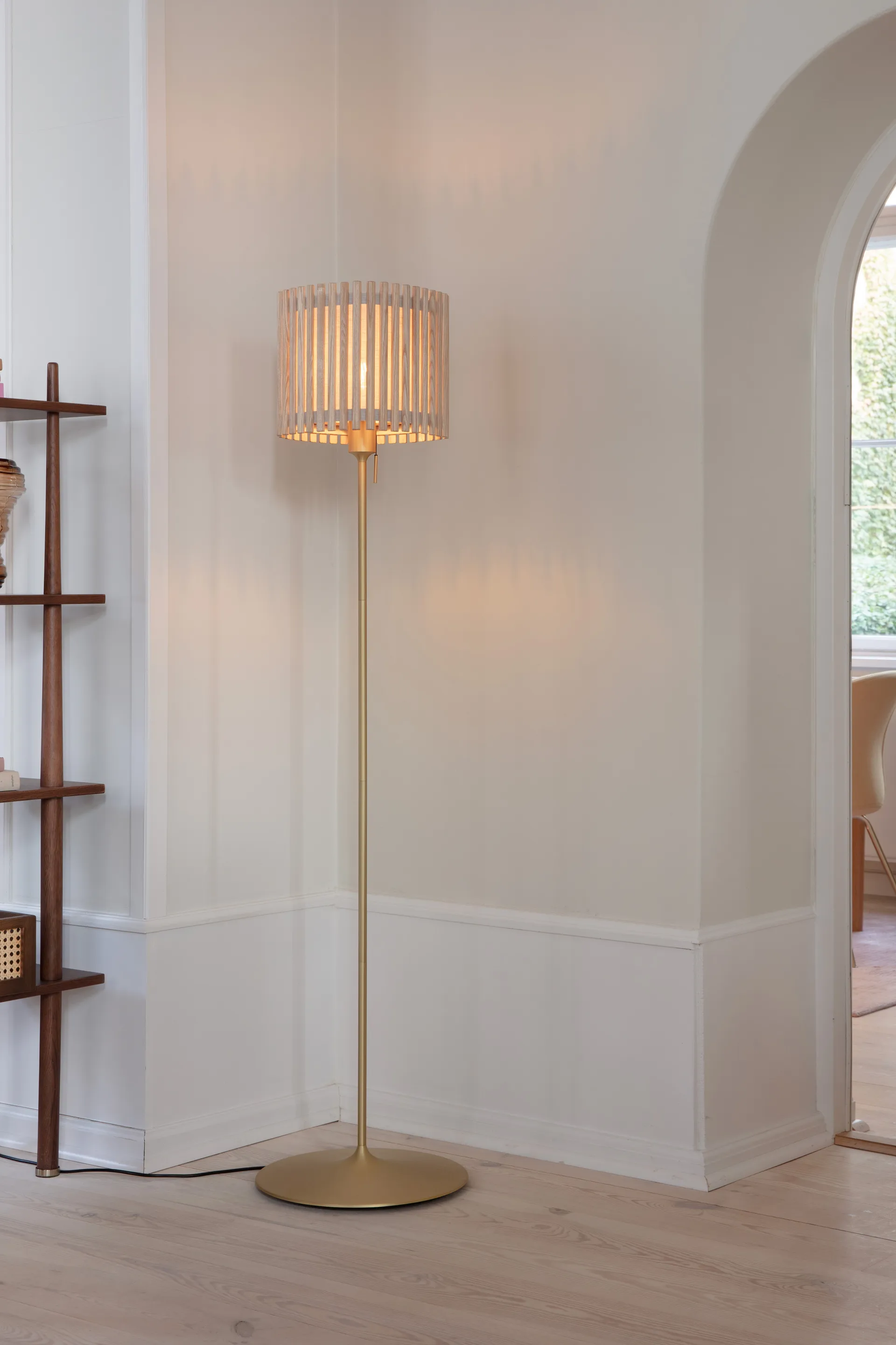 Komorebi gulvlampe medium, Circle oak-Børstet messing Umage