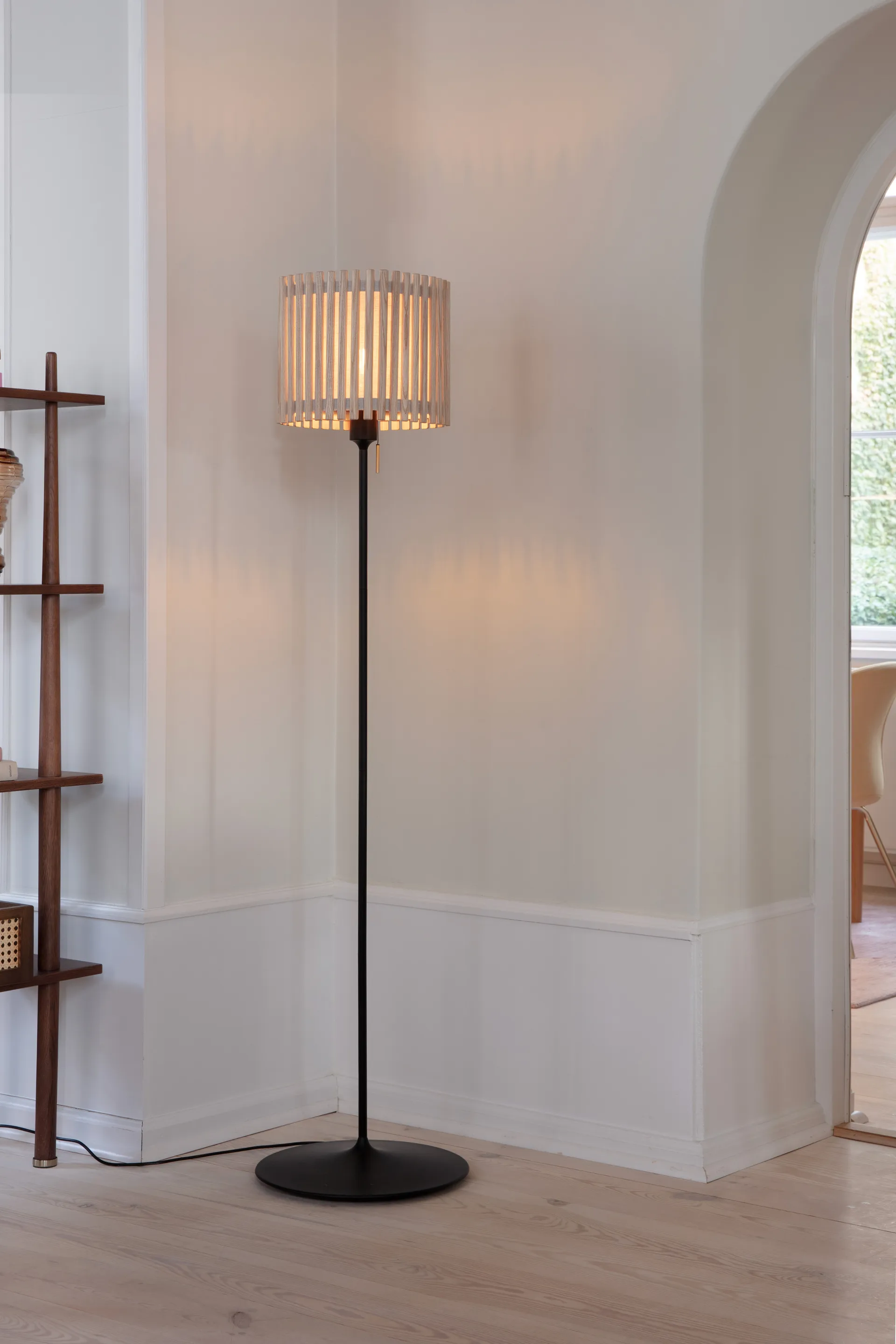 Komorebi gulvlampe medium, Circle oak-svart Umage