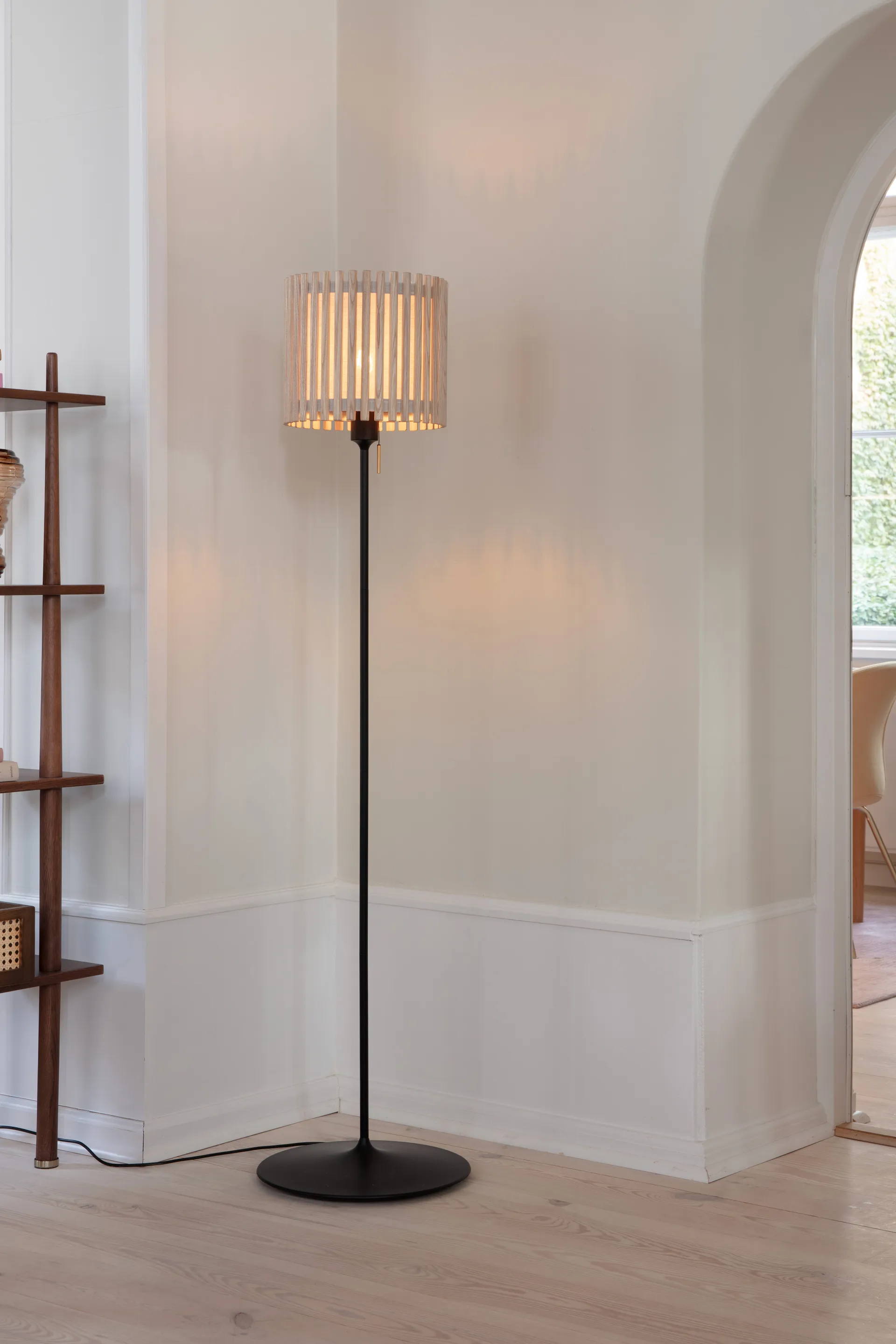 Komorebi gulvlampe medium, Square oak-Svart Umage