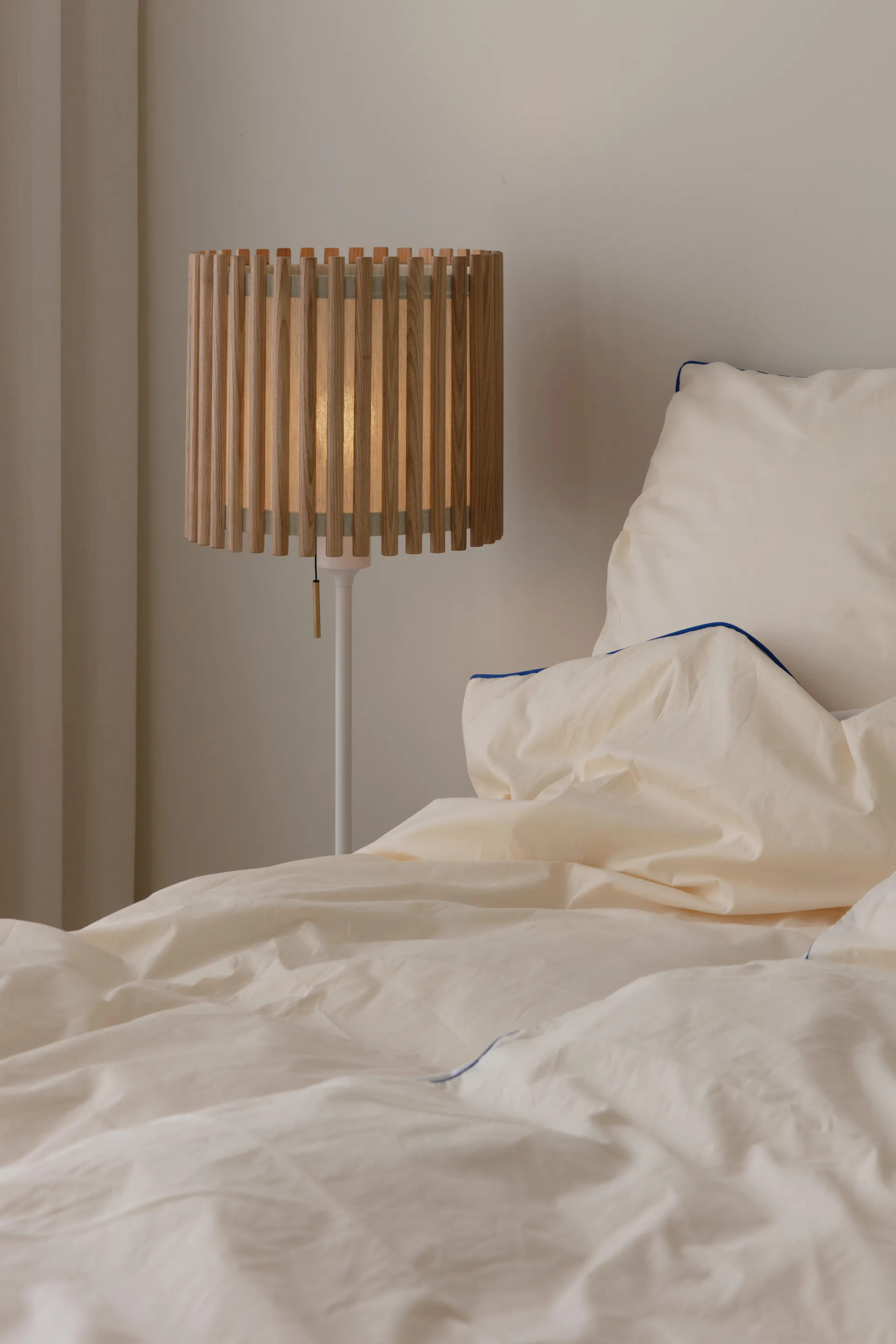 Komorebi gulvlampe medium, Square oak-Vit Umage