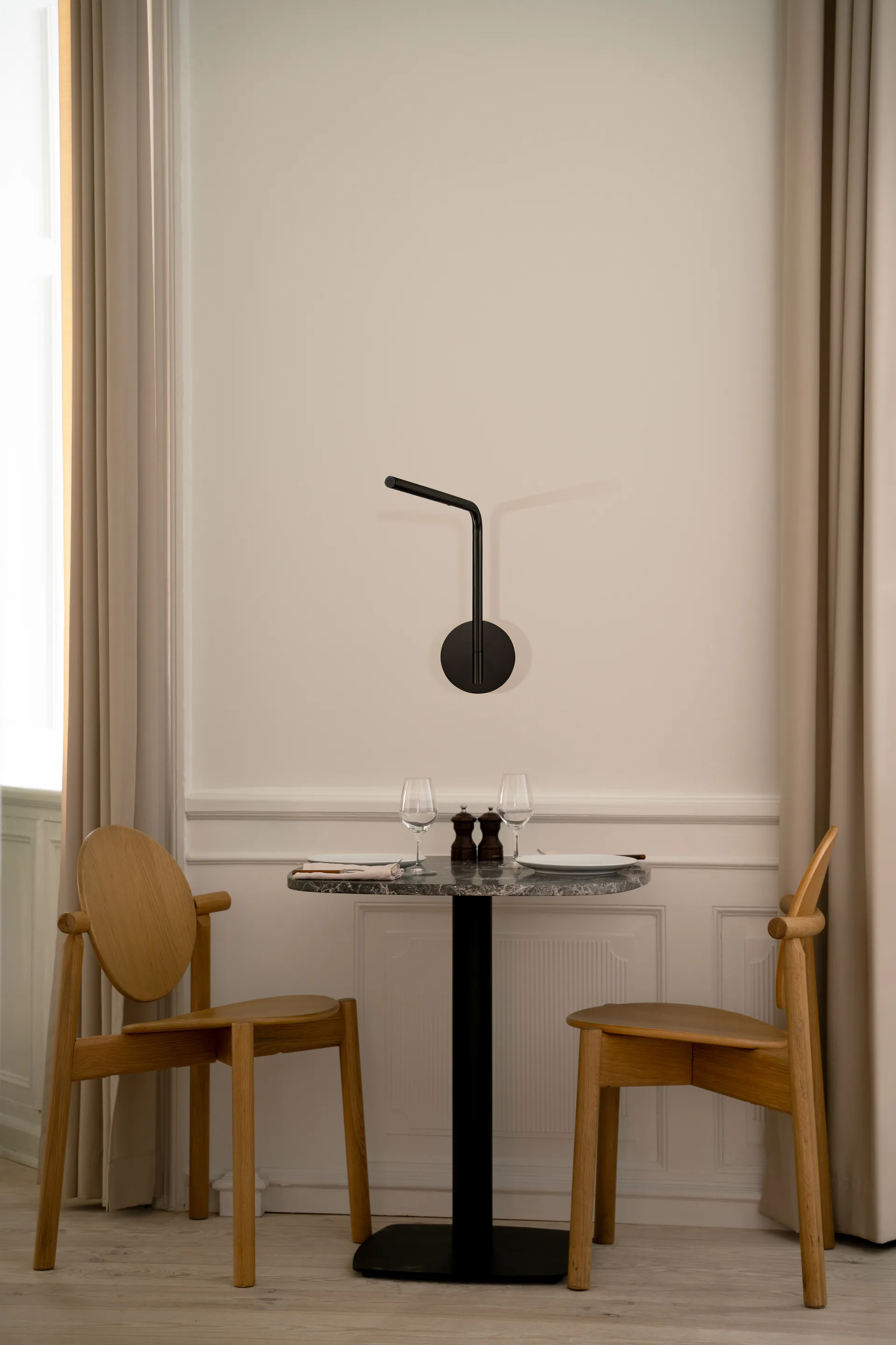 Omni Pivot vegglampe, Black Umage