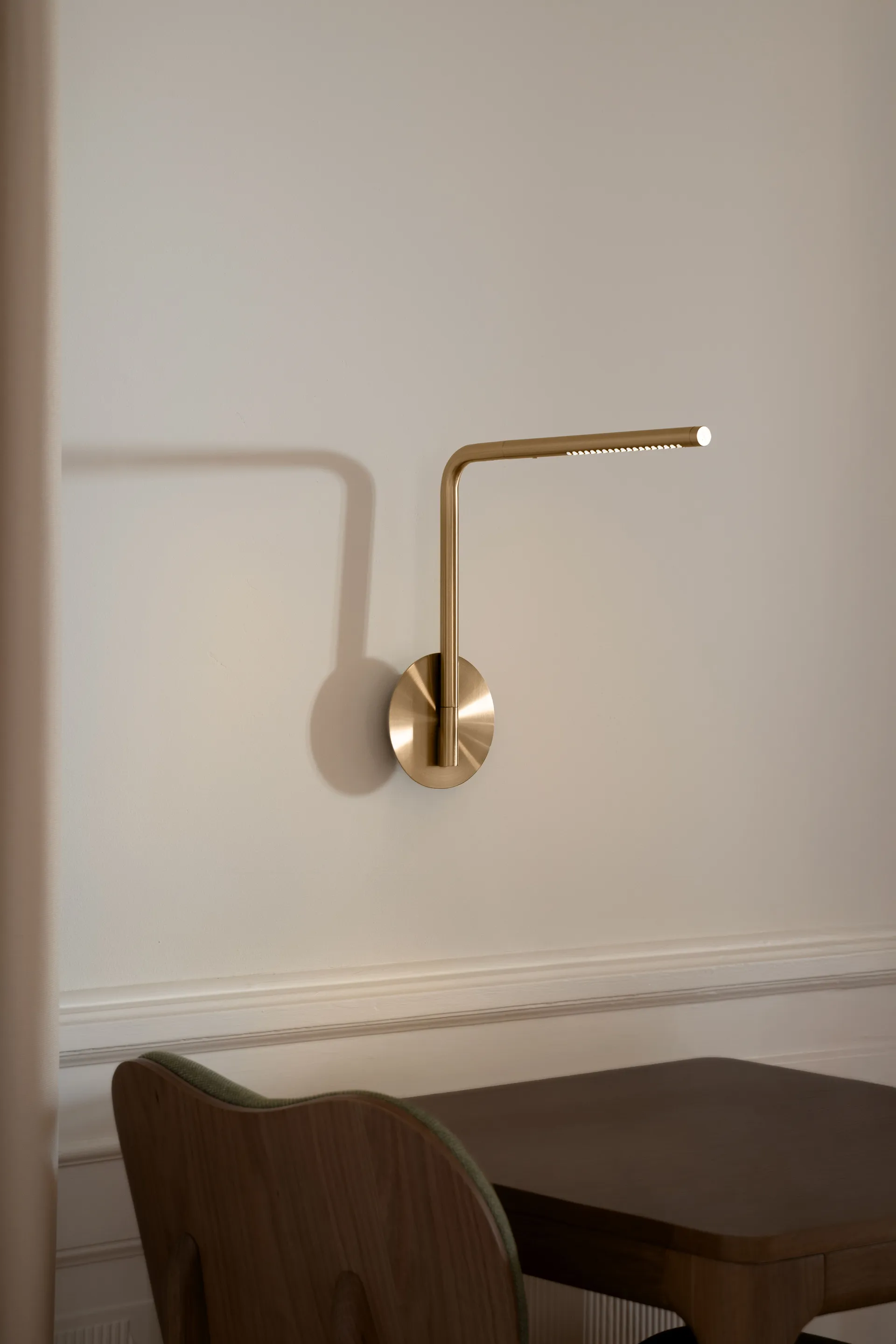 Omni Pivot vegglampe, Brass Umage
