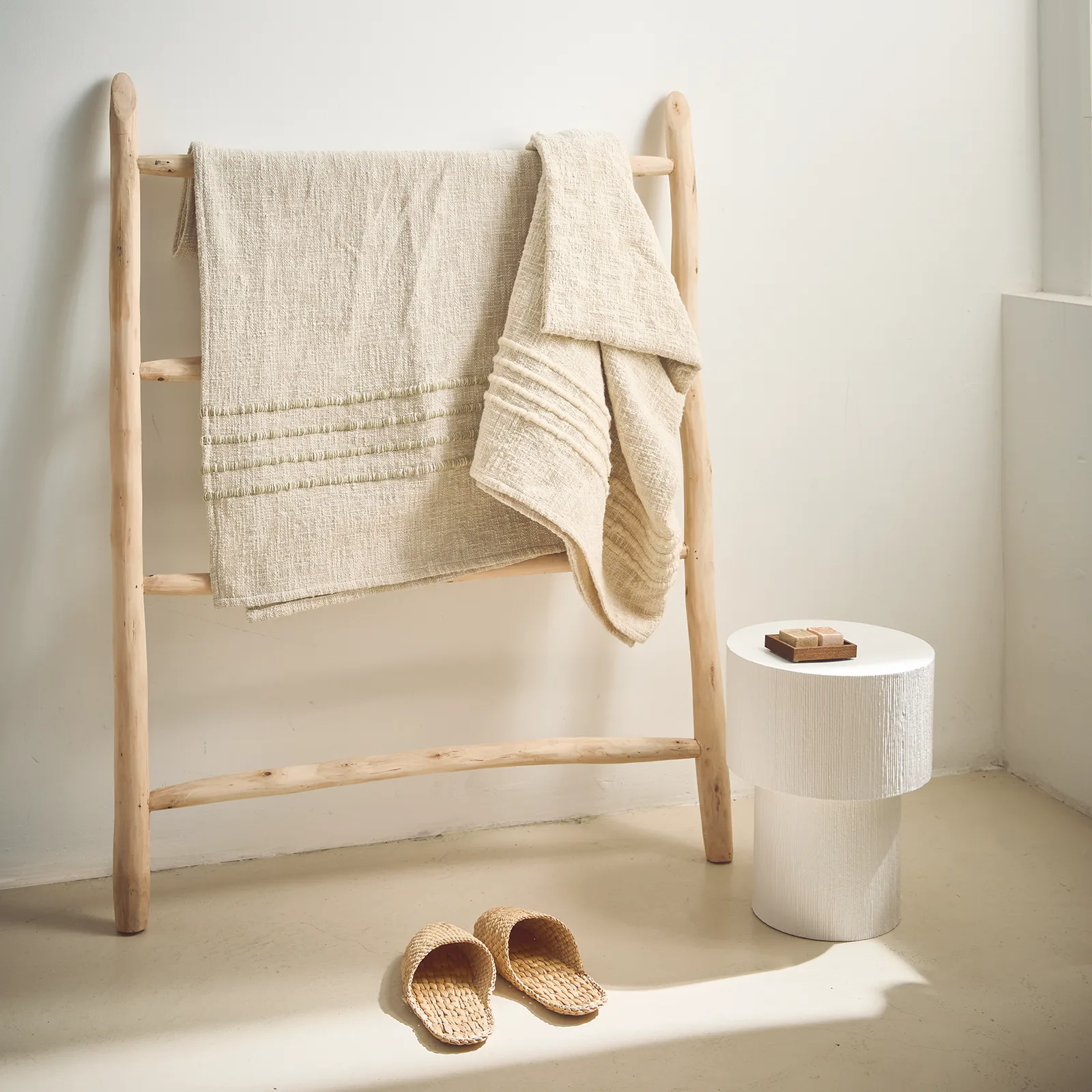 Alezio sidebord Ø28,7 cm, Off white URBAN NATURE CULTURE