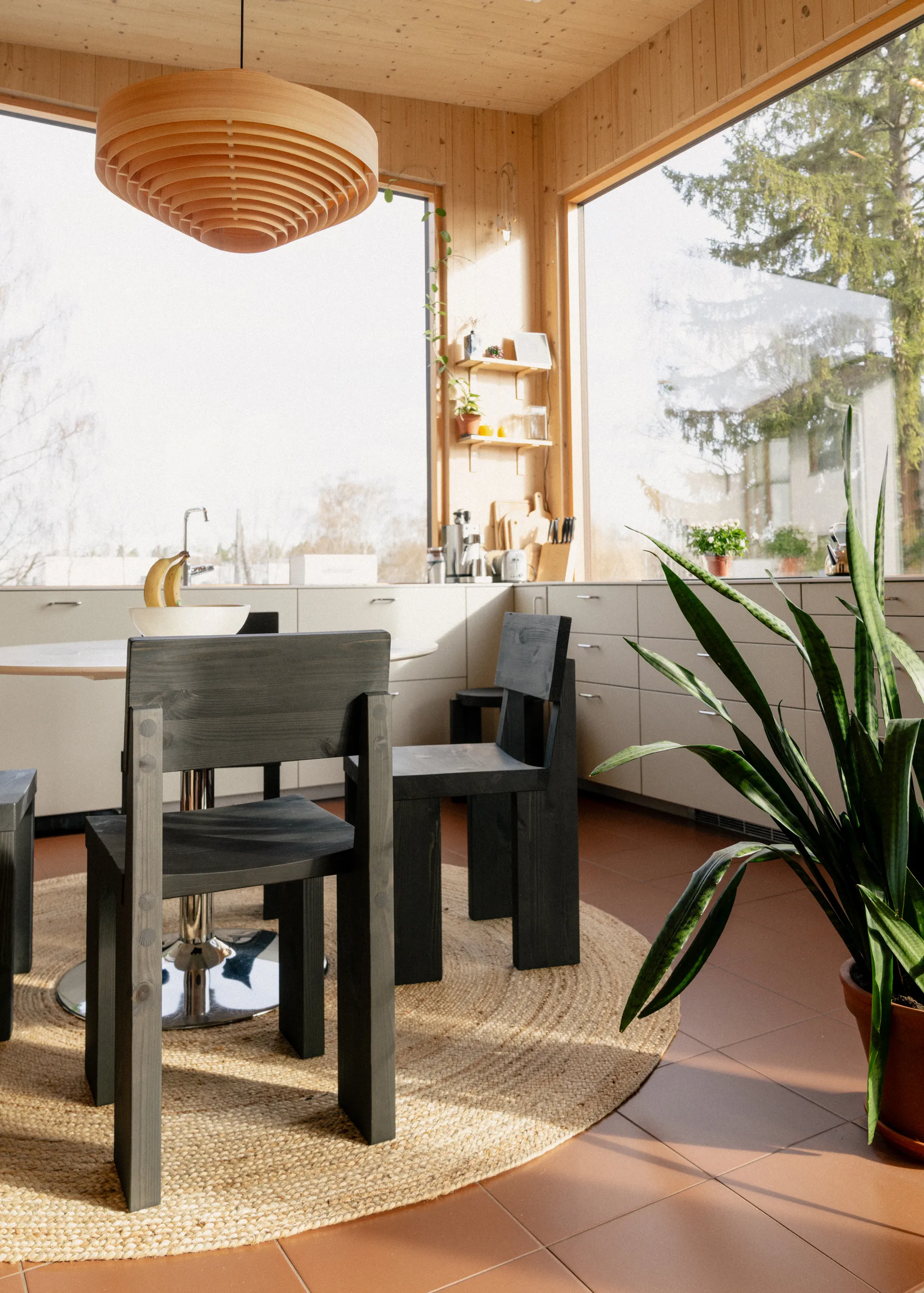 001 Dining Chair stol, Svartbeiset furu Vaarnii