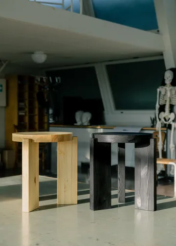 001 Stool krakk - Svartbeiset furu, Ø40x44 cm - Vaarnii