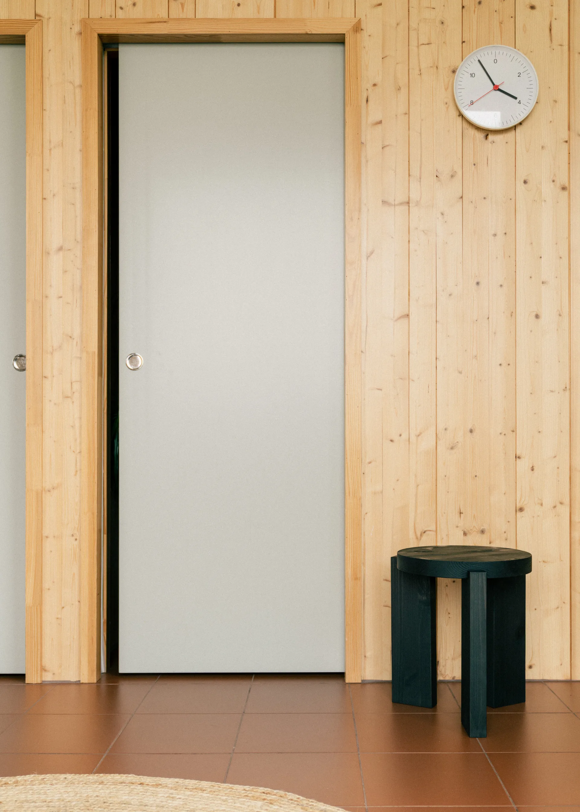 001 Stool krakk, Svartbeiset furu, Ø40x44 cm Vaarnii