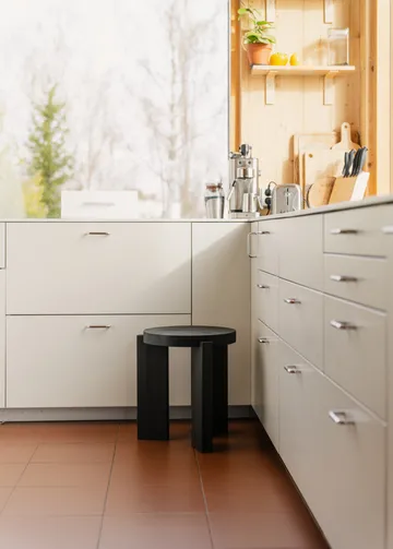 001 Stool krakk - Svartbeiset furu, Ø40x44 cm - Vaarnii