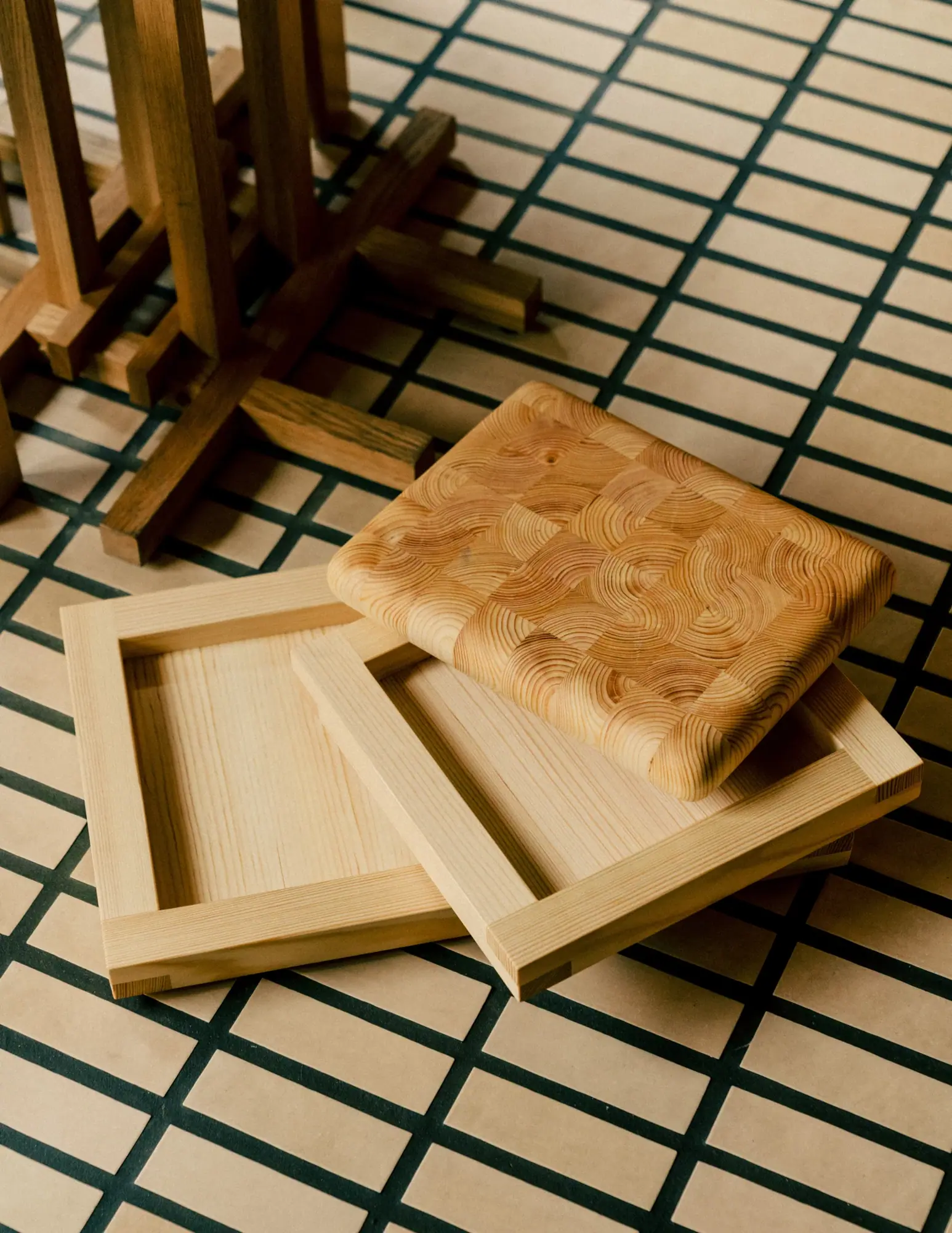 009 Tray brett, Oljevokset furu, 33x33x6 cm Vaarnii