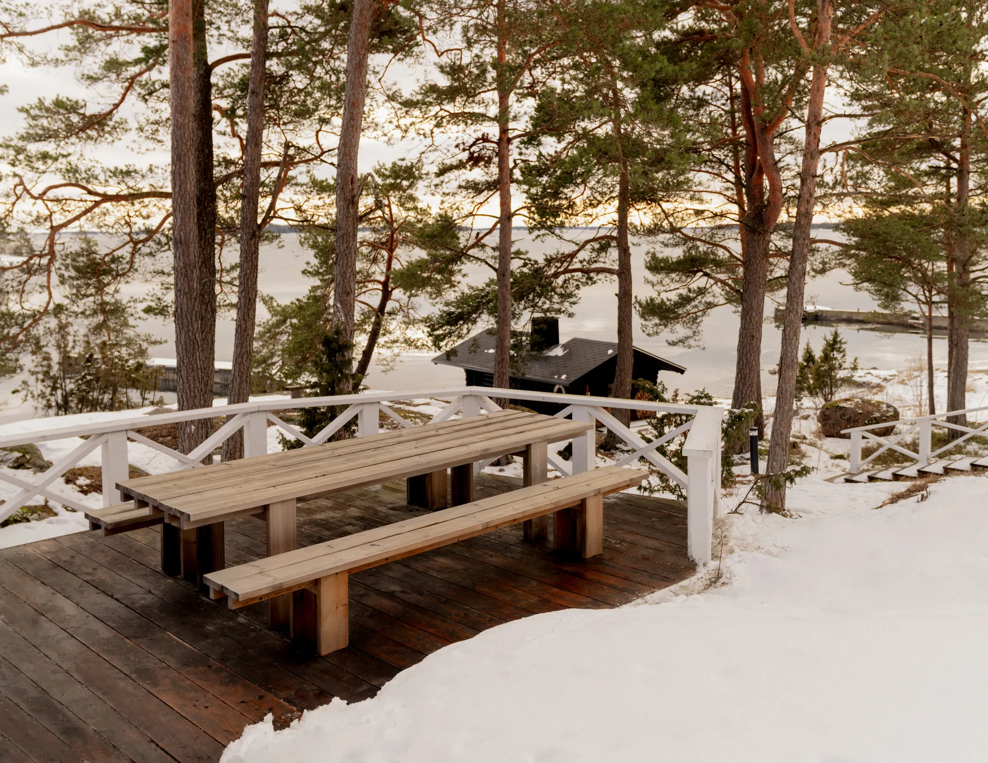 013 Osa Outdoor Bench benk, Varmebehandlet furu, 182x37x49 cm Vaarnii