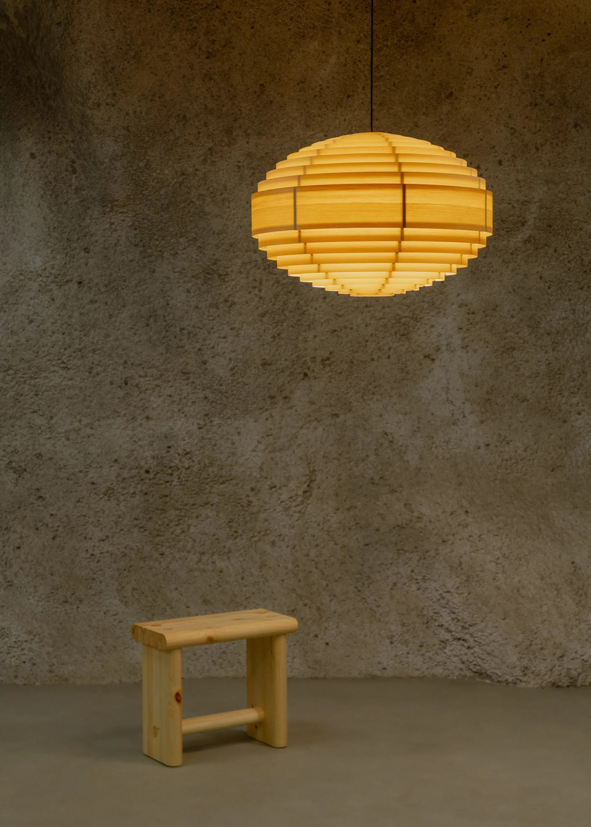 1002 Hans Pendant pendel, Matt oljevokset furu, XL Ø70 cm Vaarnii