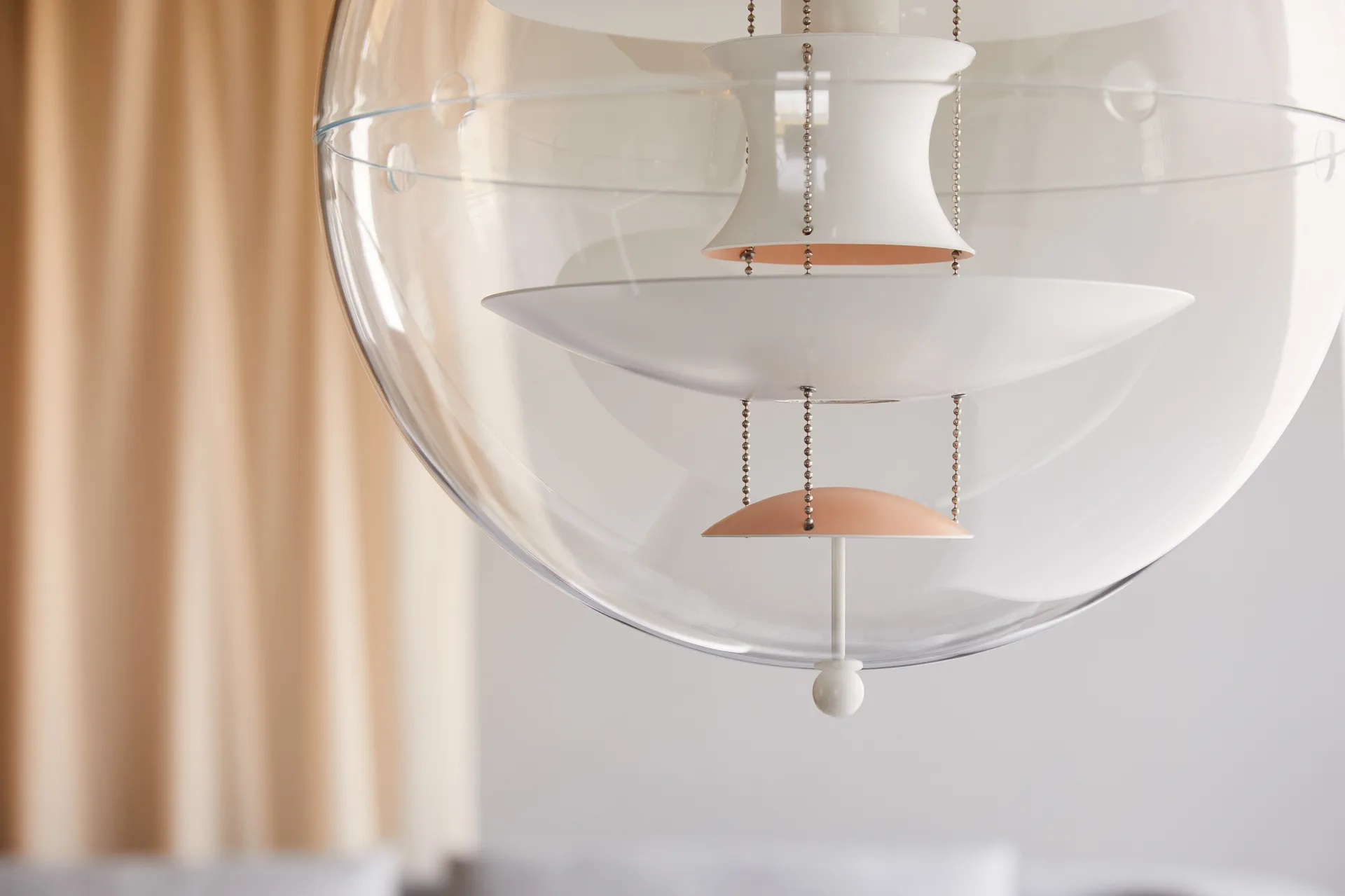 VP Globe Warm Peach taklampe, Ø 40 cm Verpan