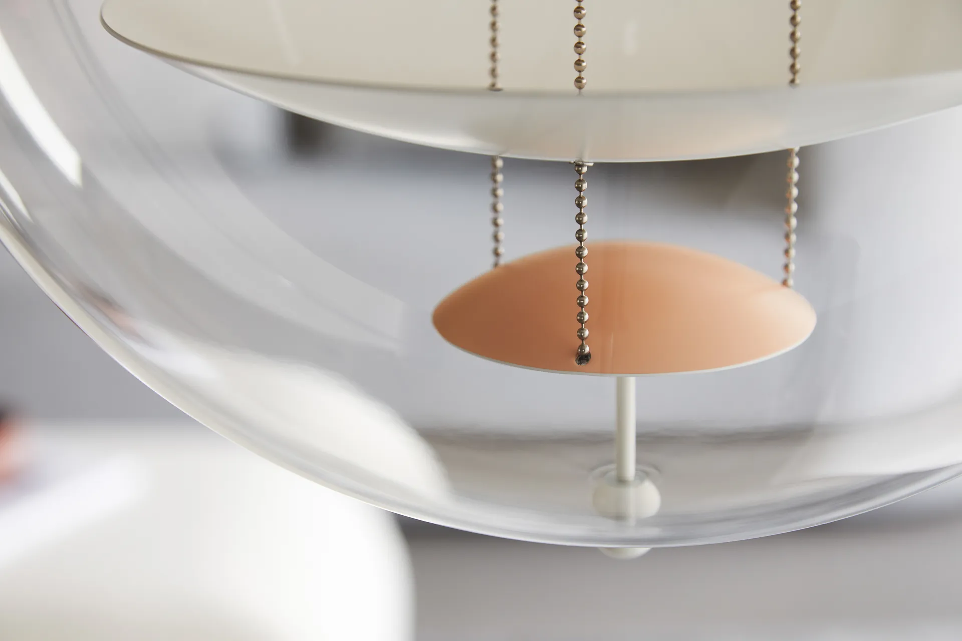 VP Globe Warm Peach taklampe, Ø 40 cm Verpan