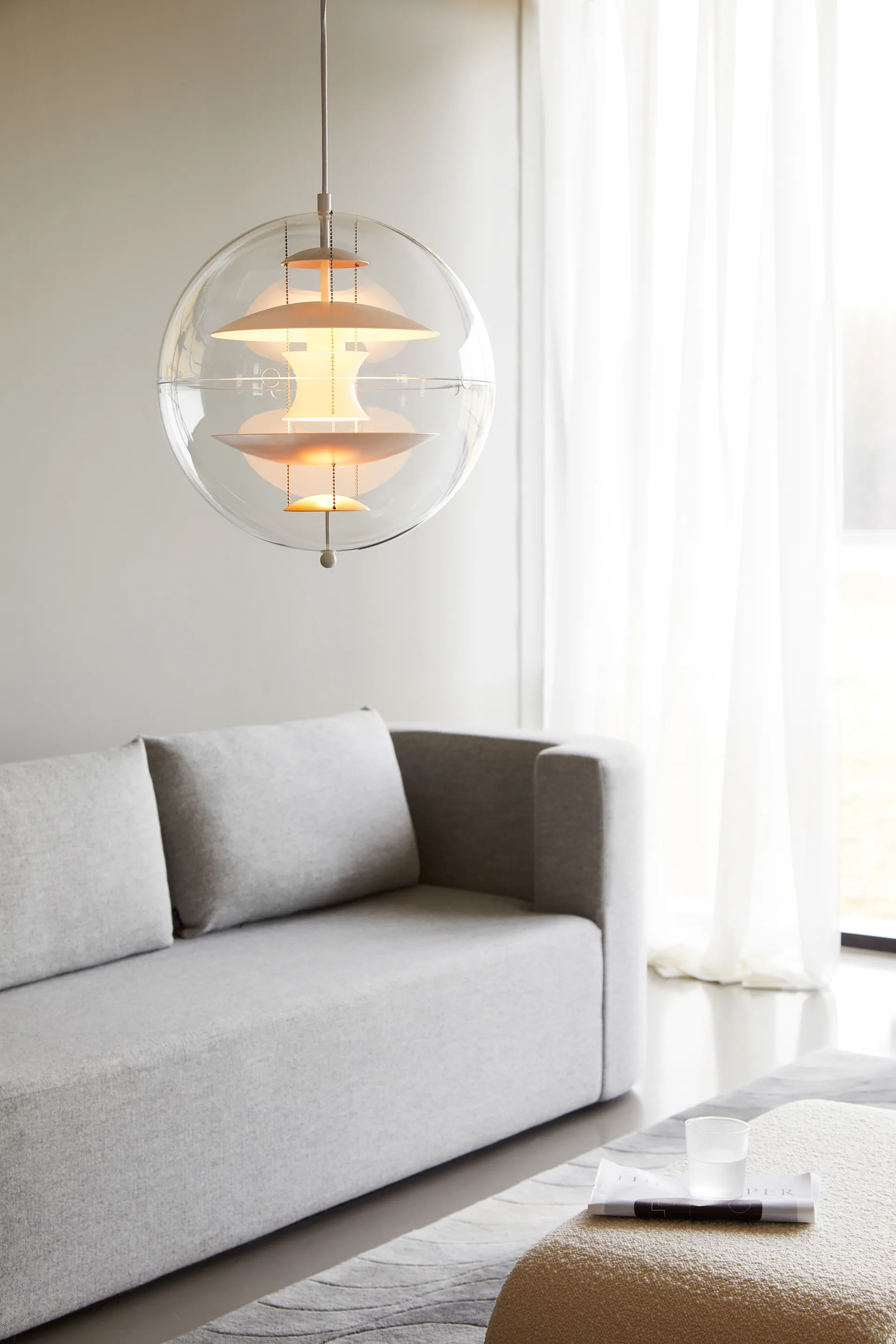 VP Globe Warm Peach taklampe, Ø 40 cm Verpan