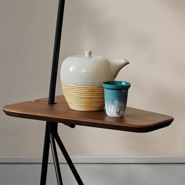 Cone gulvlampe - Black noir, teakbord, messingdetaljer - Warm Nordic
