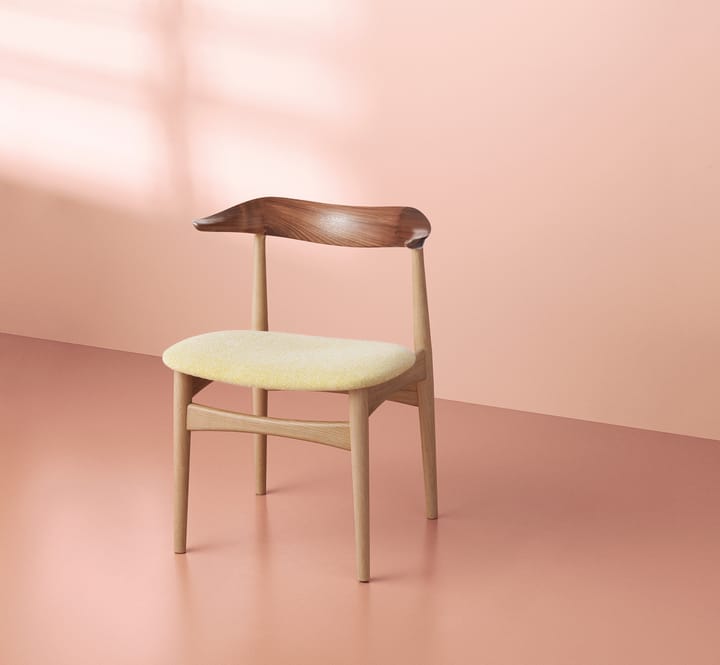 Cow Horn stol - stoff vanilla, hvitoljet eikestativ, ryggstøtte valnøtt - Warm Nordic