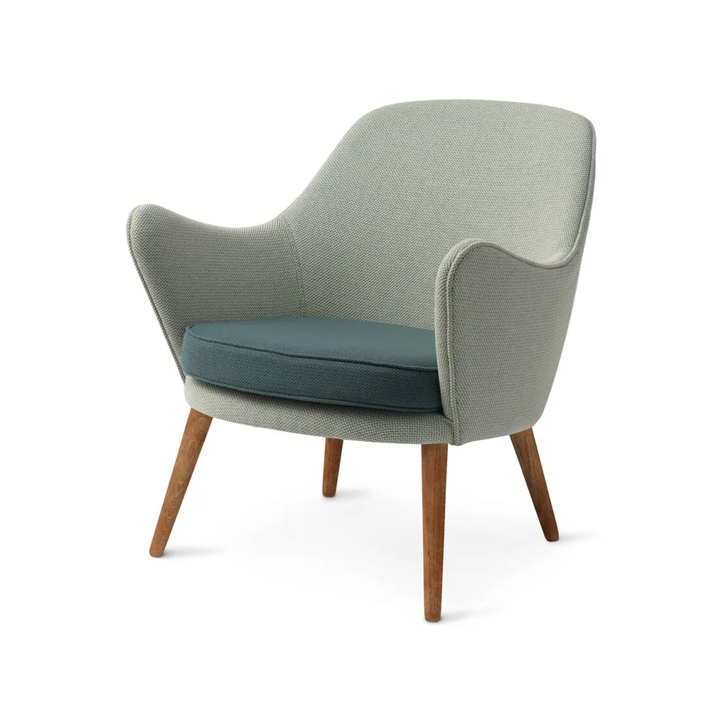 Dwell loungestol, tekstil merit 021/merit 017 light cyan/dark cyan, ben i røkt eik Warm Nordic