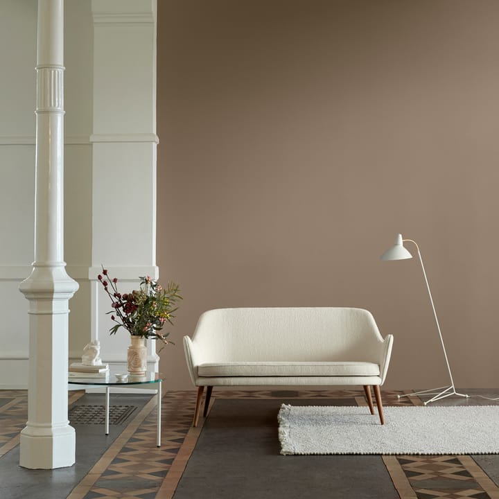 Dwell sofa, 2-seter saueskinn moonlight, ben i røkt eik Warm Nordic