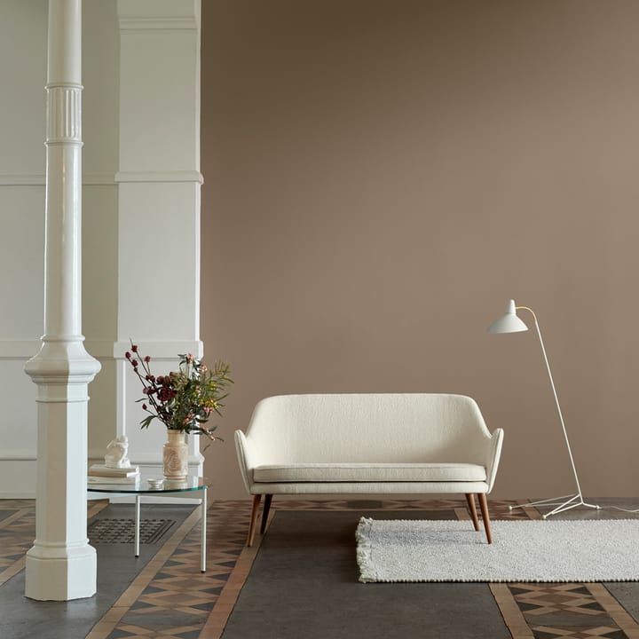 Dwell sofa - 2-seter tekstil barnum 2 sand, ben i røkt eik - Warm Nordic