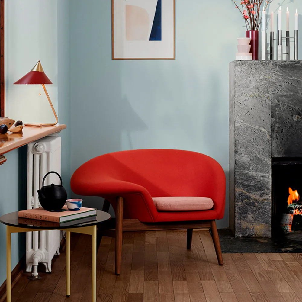 Fried Egg lenestol, Tekstil hero 481 caramel, oljede teakben Warm Nordic
